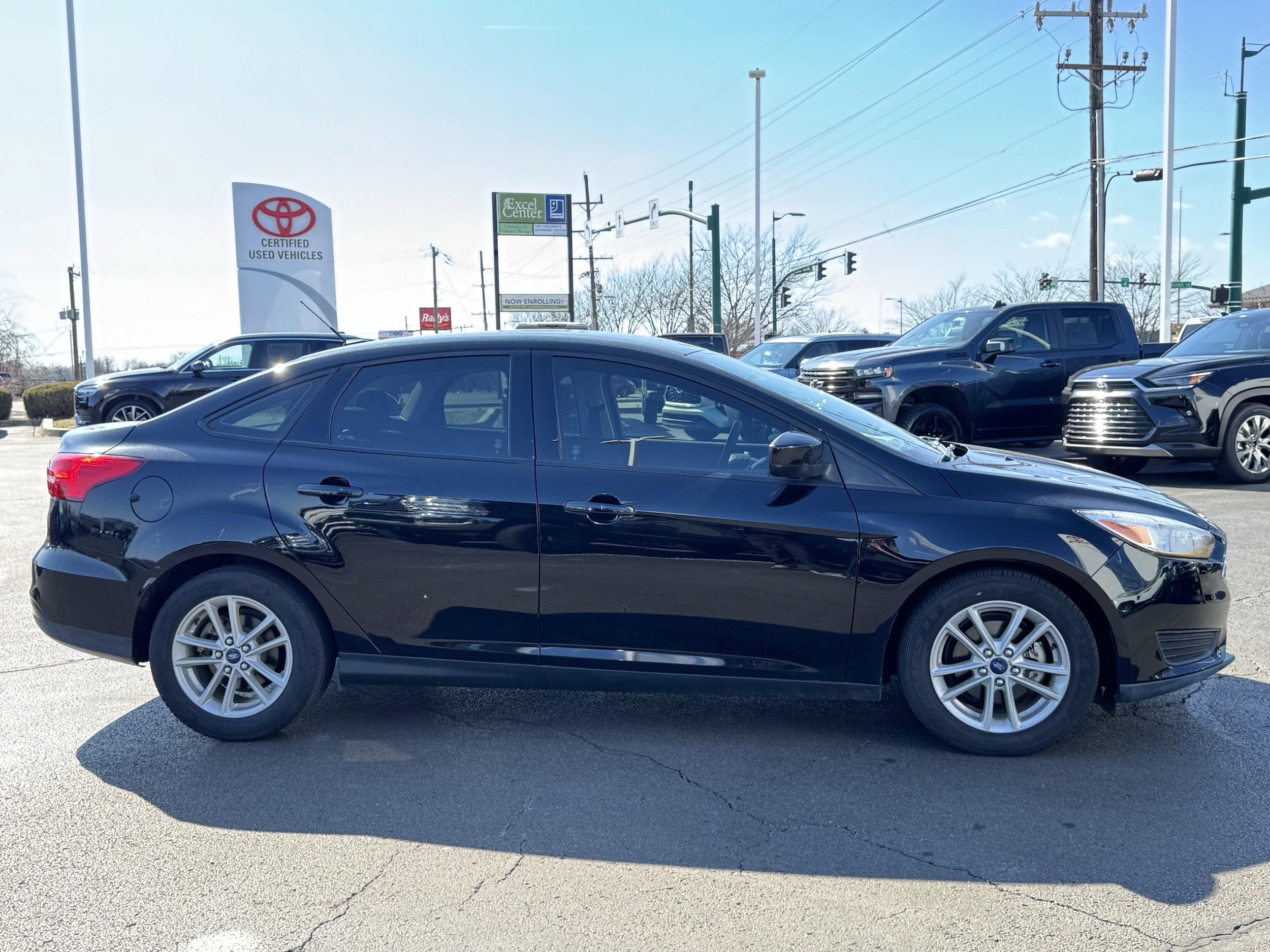 Used 2018 Ford Focus SE with VIN 1FADP3FEXJL320854 for sale in Clarksville, IN