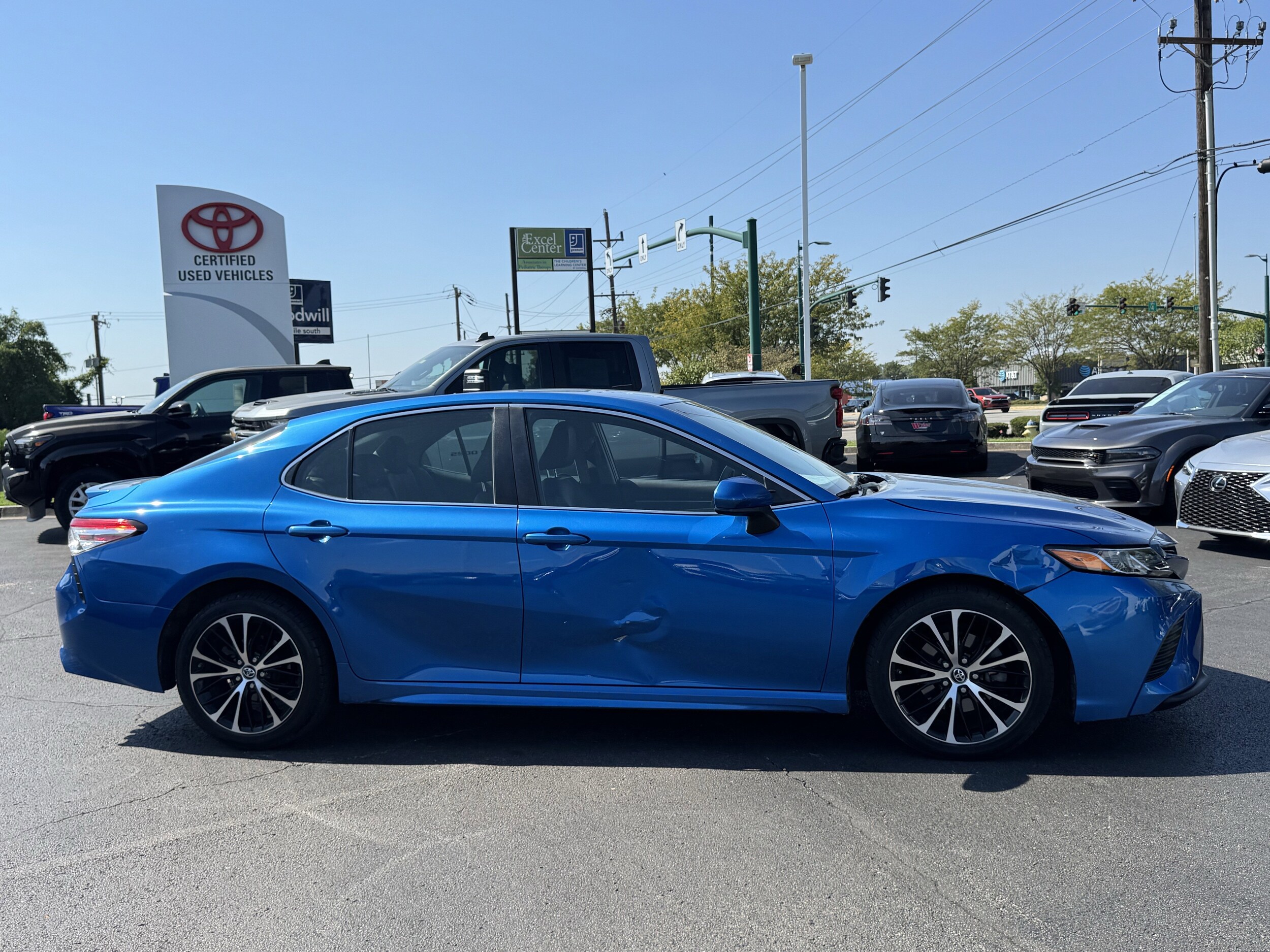 2018 Toyota Camry SE photo 2