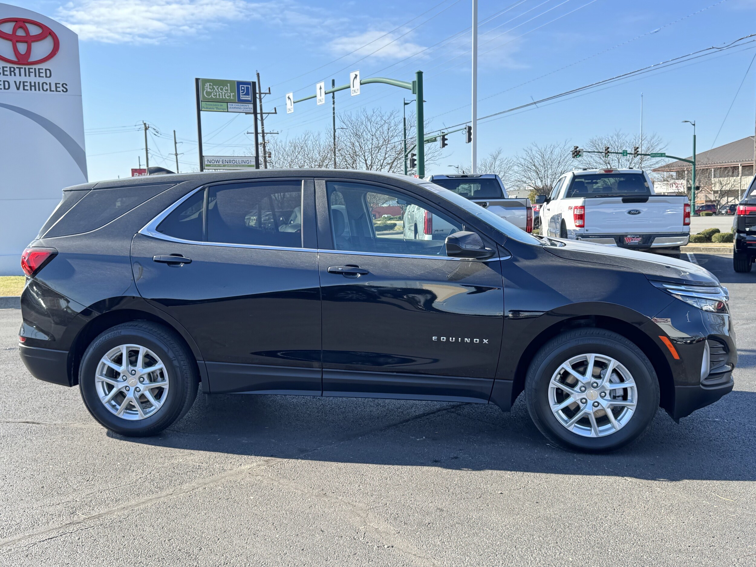 2024 Chevrolet Equinox LT photo 2