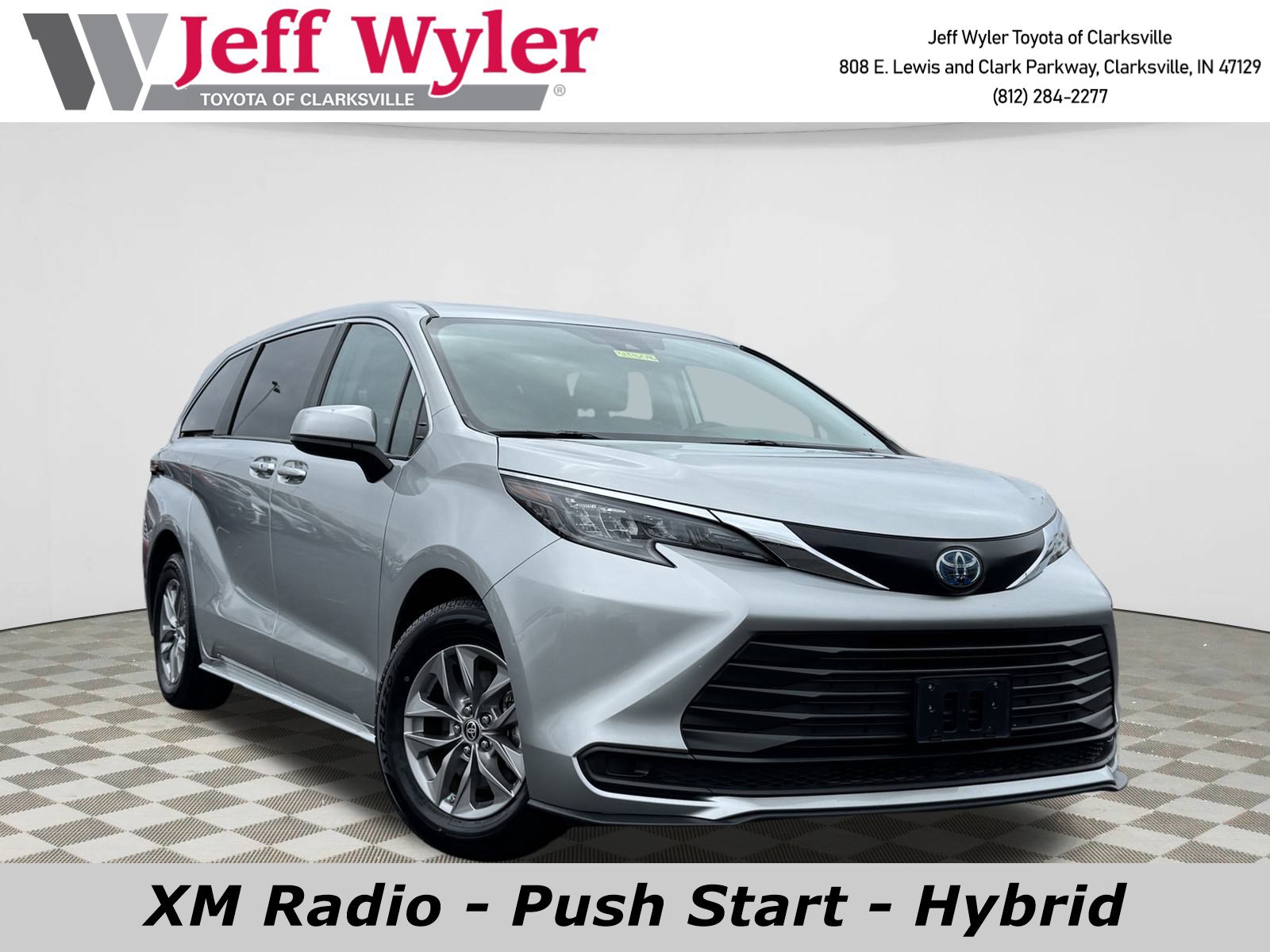 2024 Toyota Sienna LE's photo