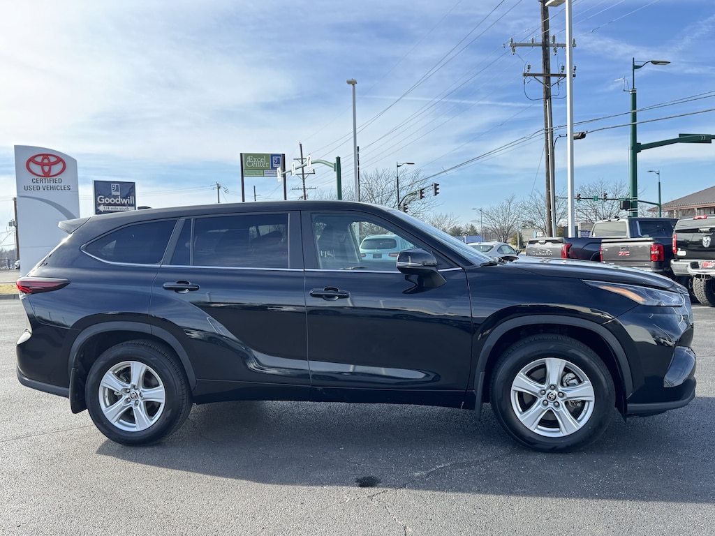 Used 2024 Toyota Highlander LE SUV