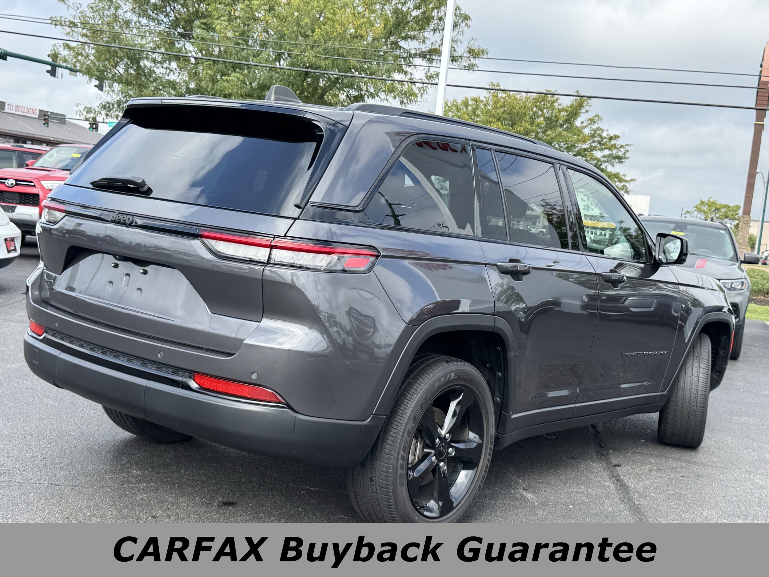 2023 Jeep Grand Cherokee Laredo photo 2