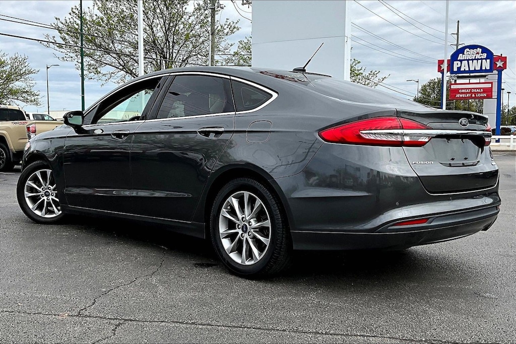 Used 2017 Ford Fusion SE Sedan
