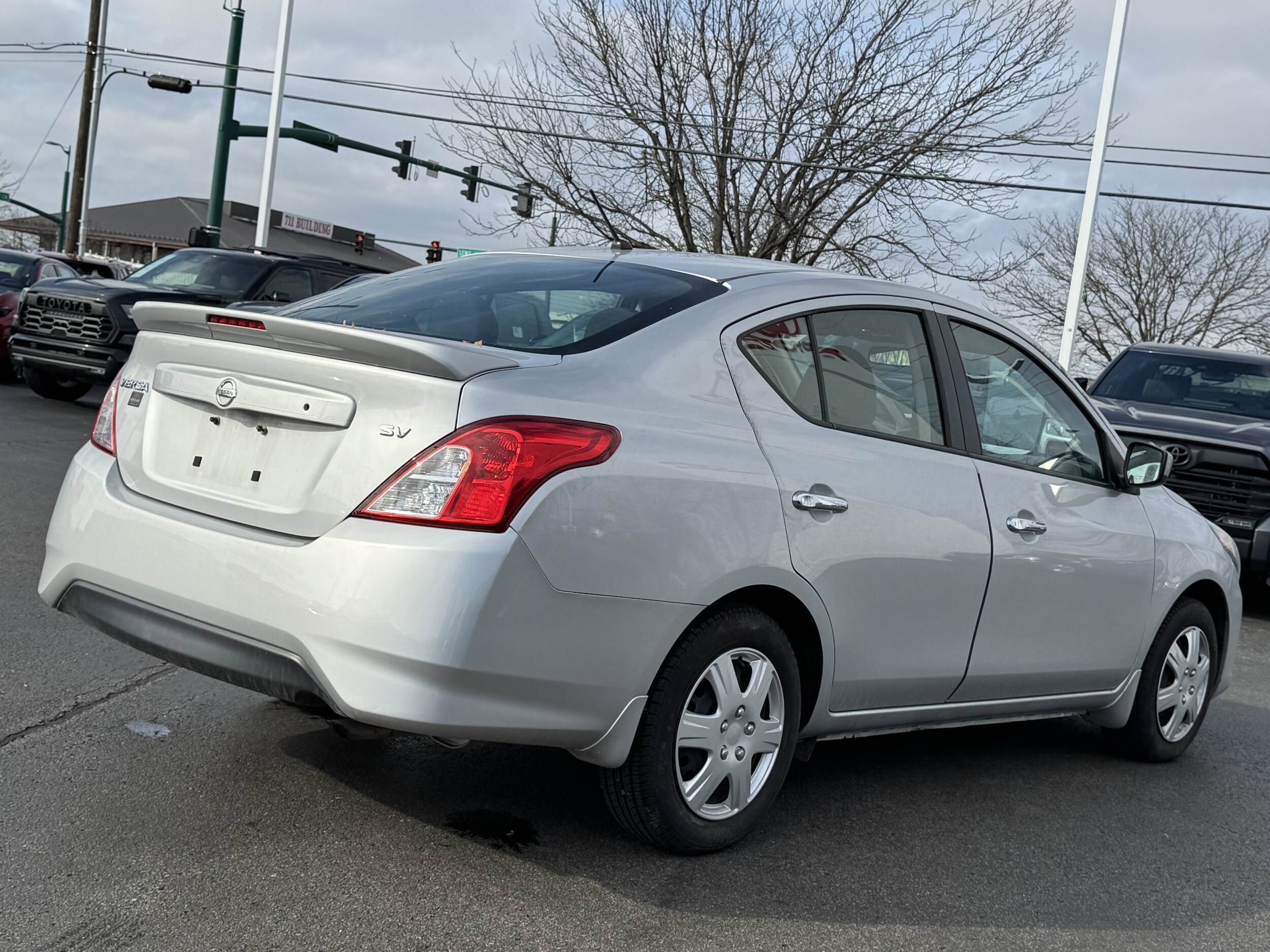 2018 Nissan Versa 1.6 SV Sedan photo 3