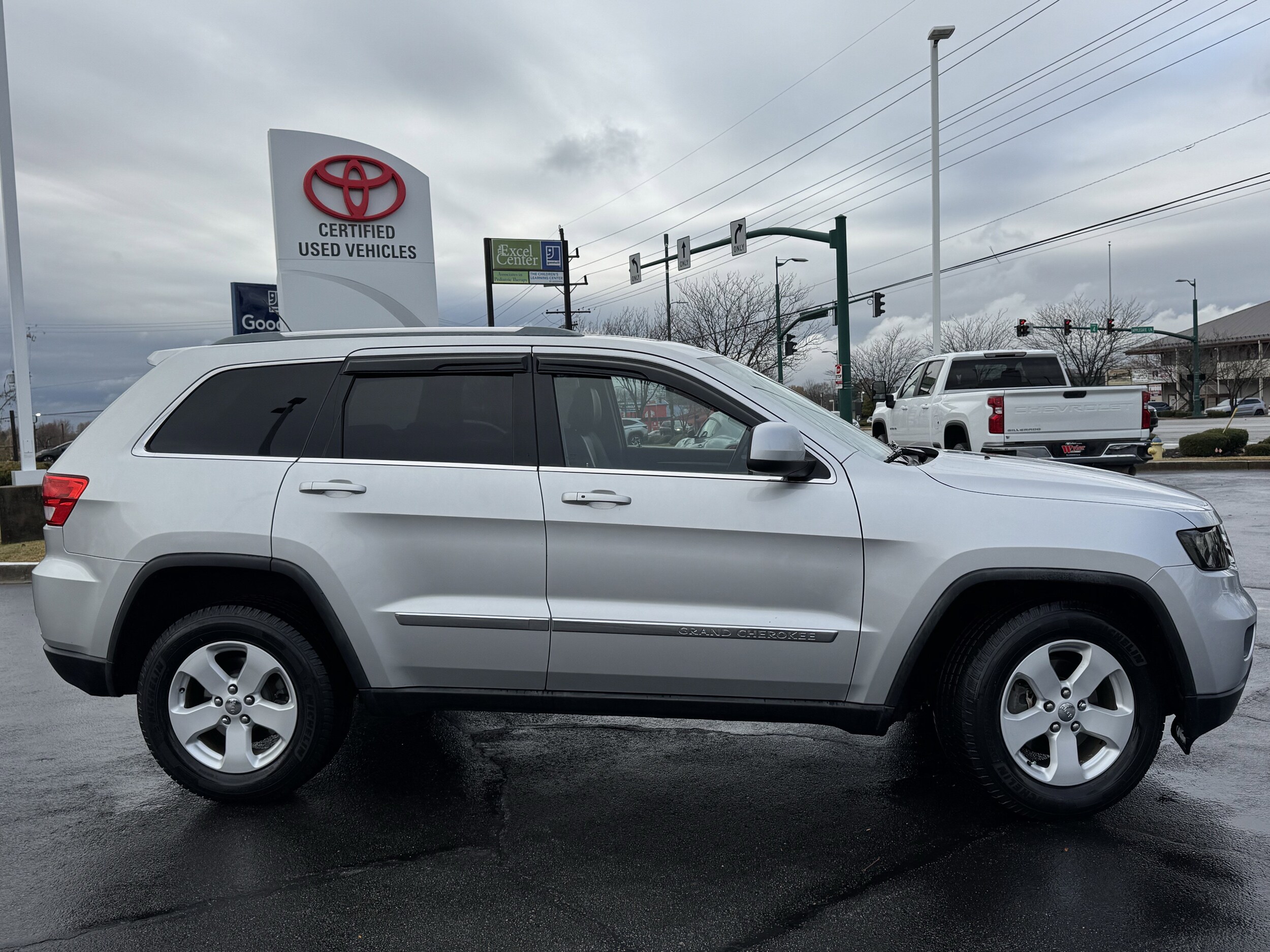 2012 Jeep Grand Cherokee Laredo photo 2