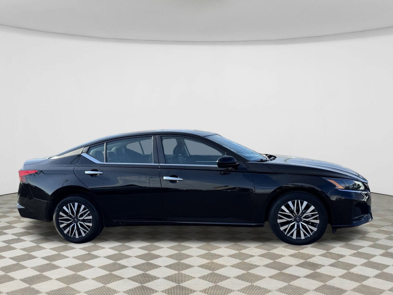 2023 Nissan Altima 2.5 SV photo 2