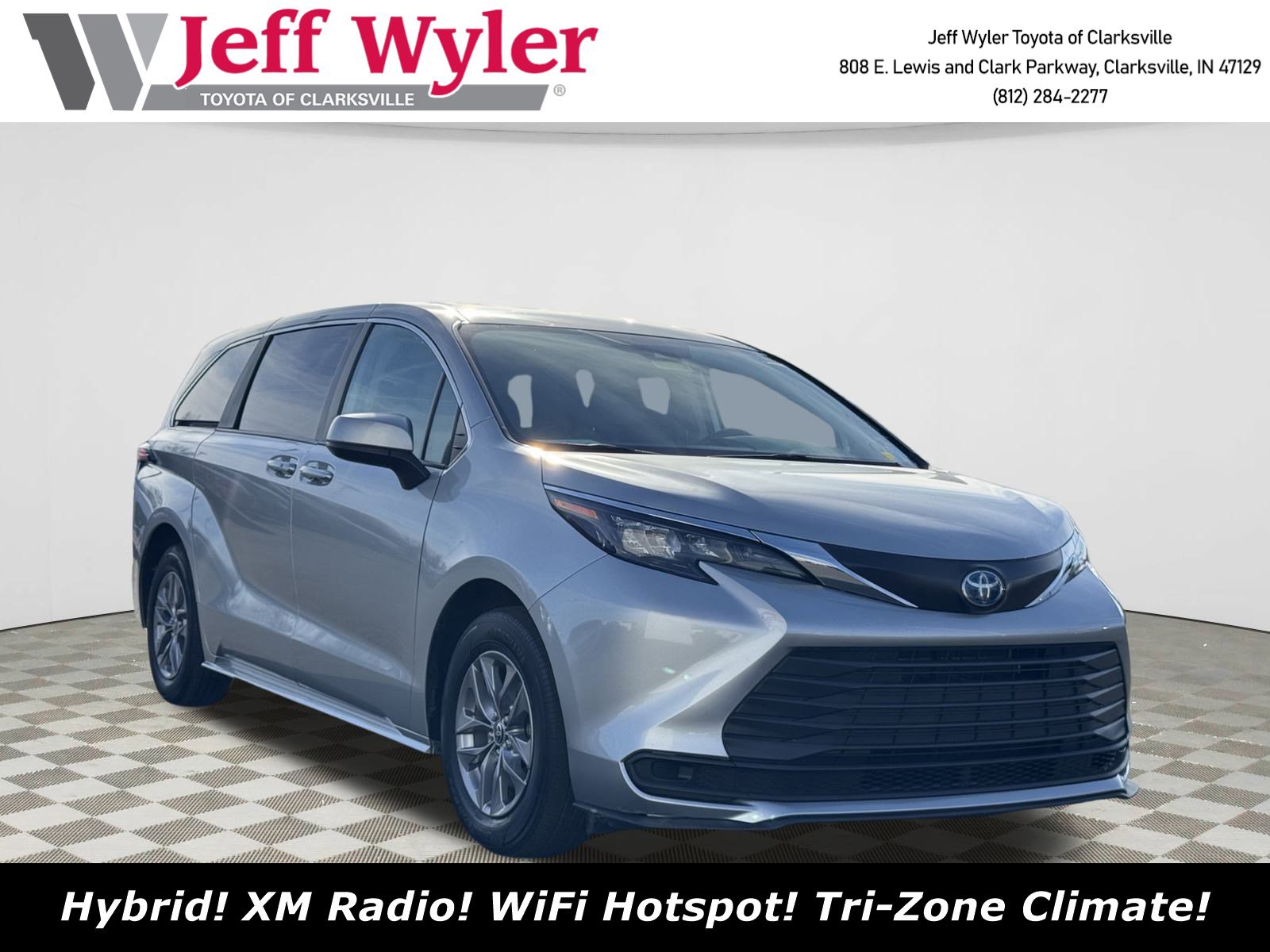 2024 Toyota Sienna LE's photo