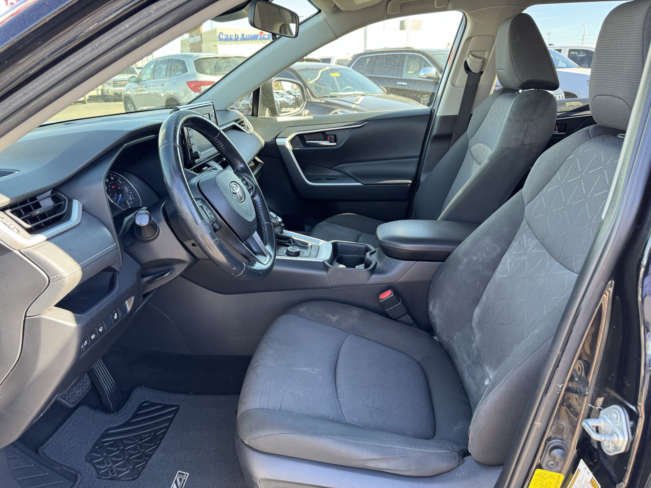 2020 Toyota RAV4 Hybrid XLE photo 3