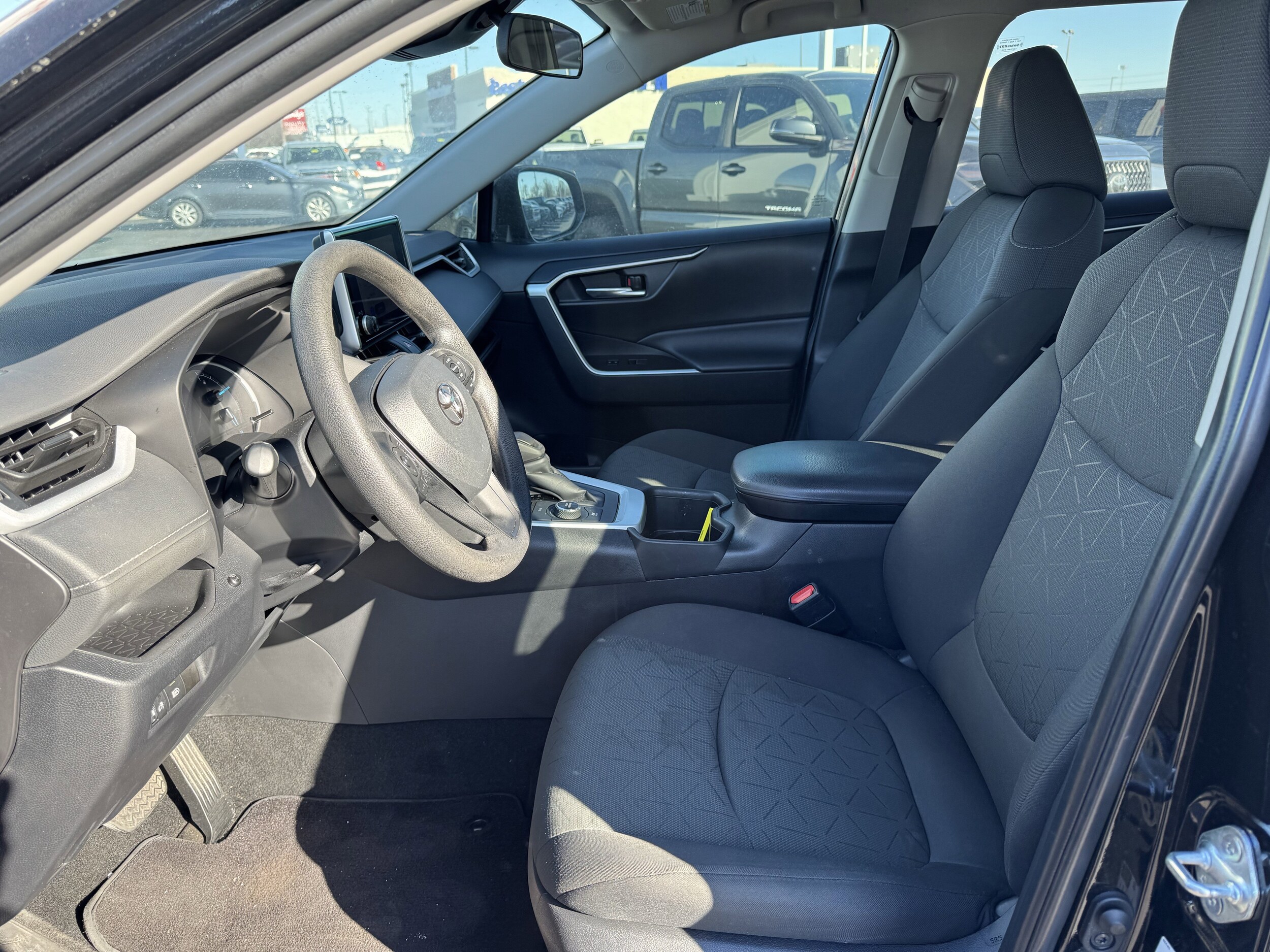 2024 Toyota RAV4 Hybrid XLE photo 4