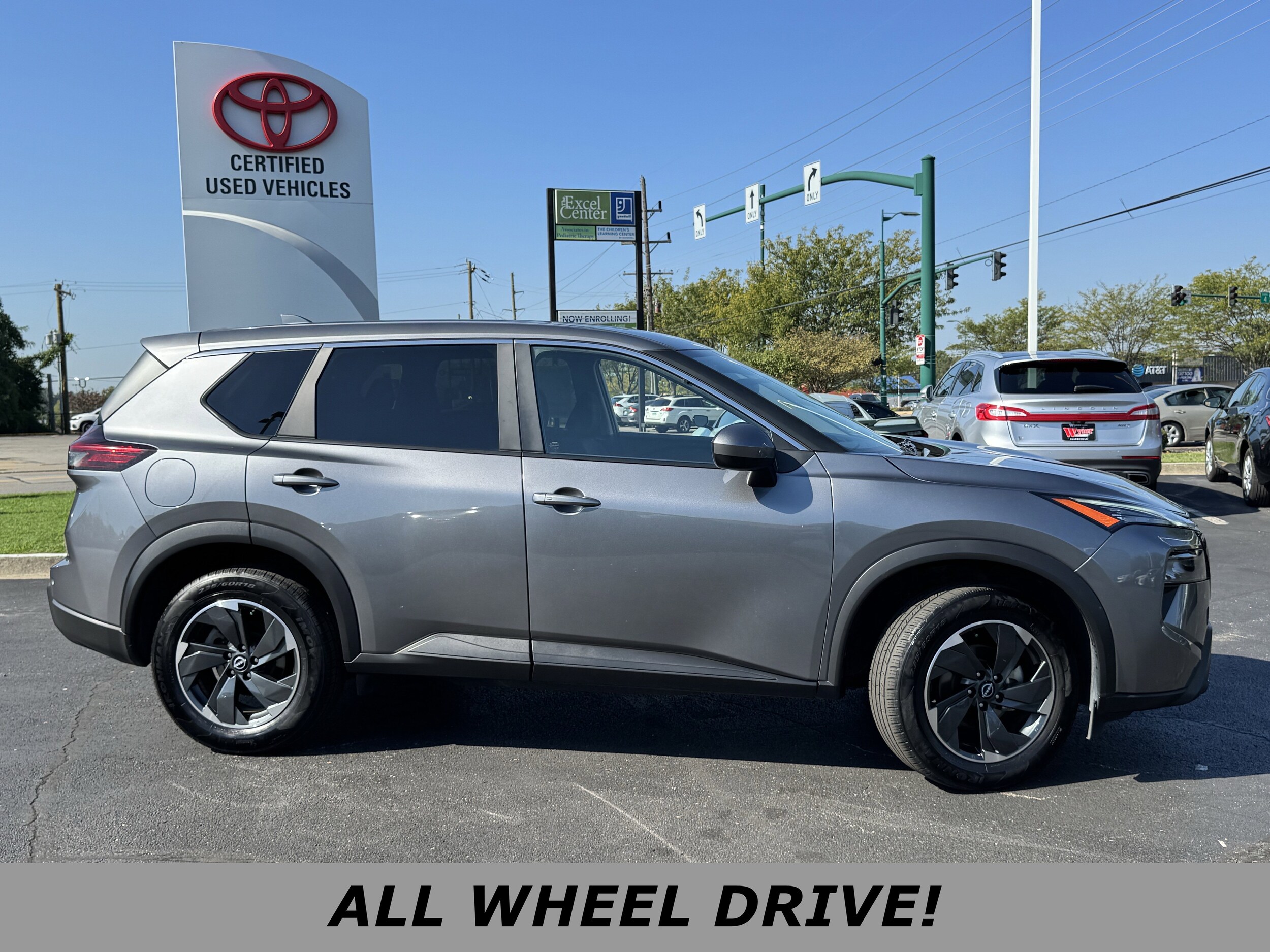 2024 Nissan Rogue SV photo 2
