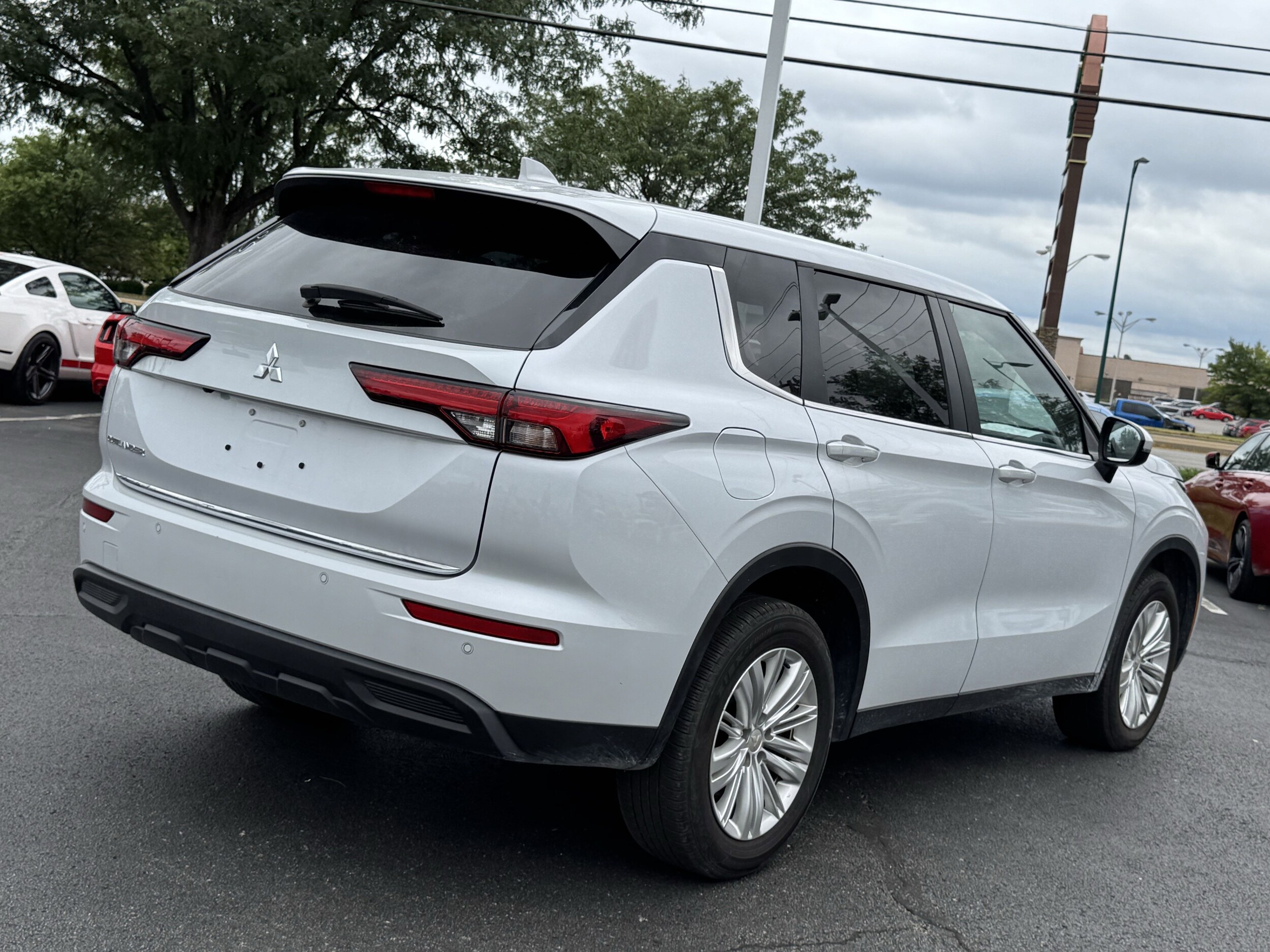 2024 Mitsubishi Outlander ES photo 3