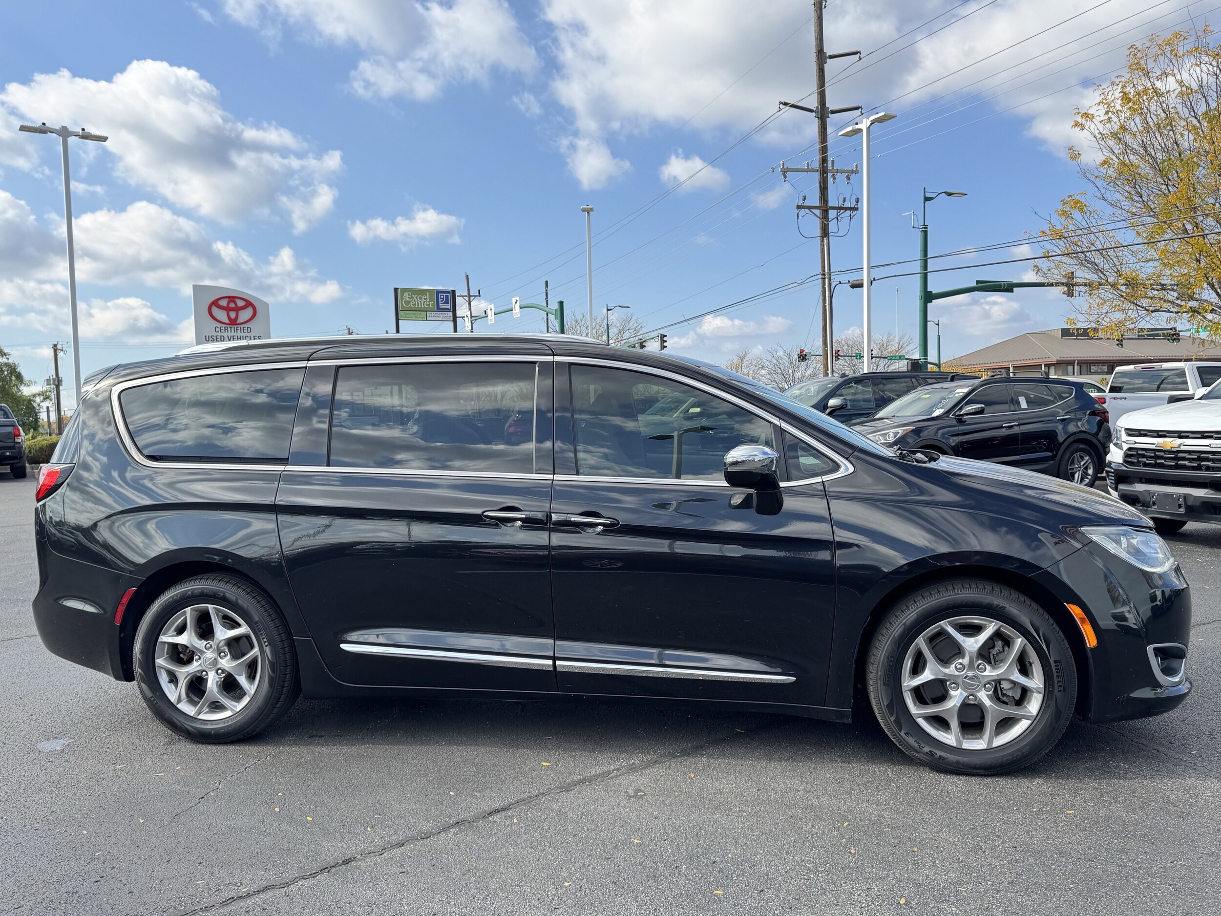 2019 Chrysler Pacifica Limited photo 2