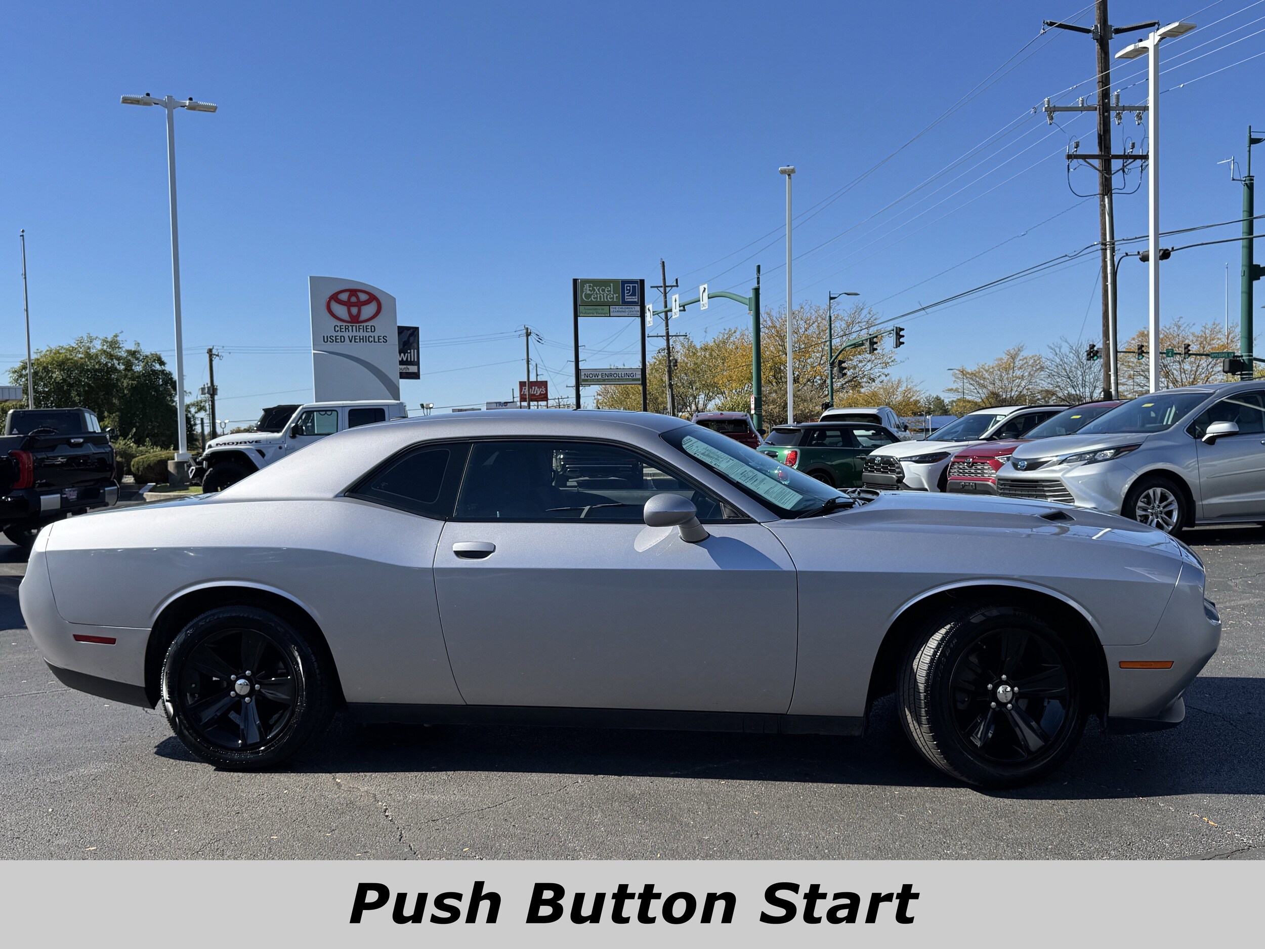 2016 Dodge Challenger SXT photo 2