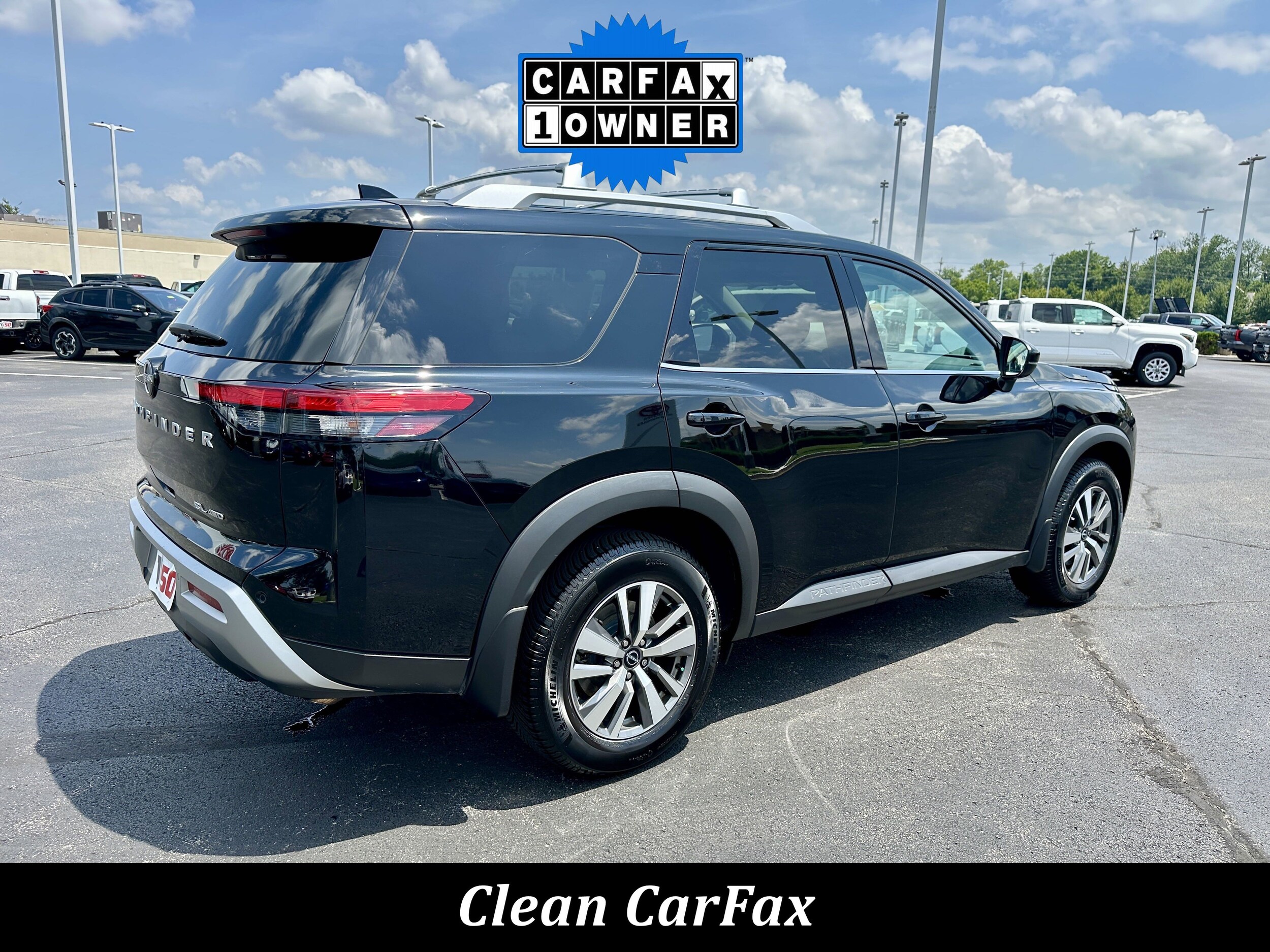2023 Nissan Pathfinder SL photo 3