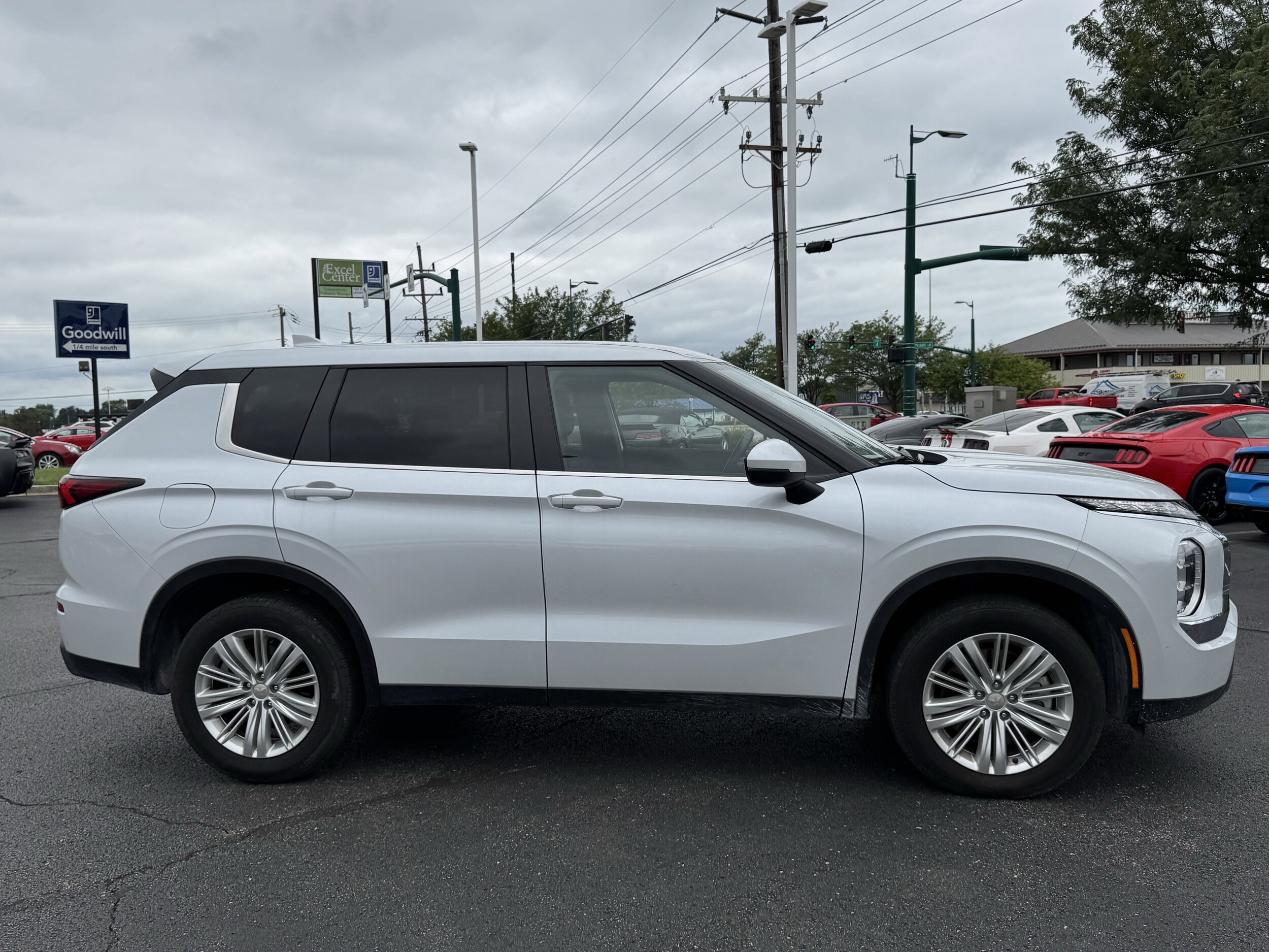 2024 Mitsubishi Outlander ES photo 2