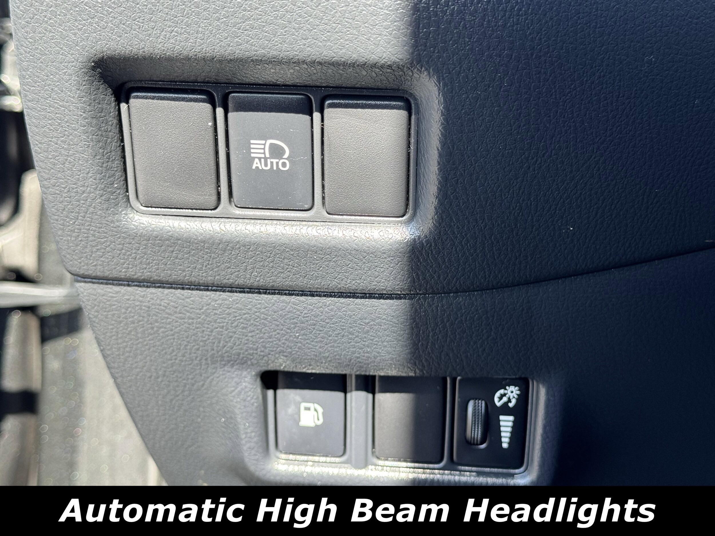 2019 Toyota C-HR LE photo 3