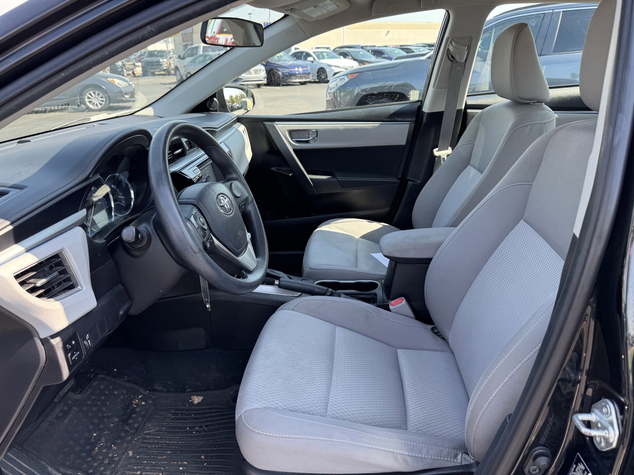 2016 Toyota Corolla LE photo 4