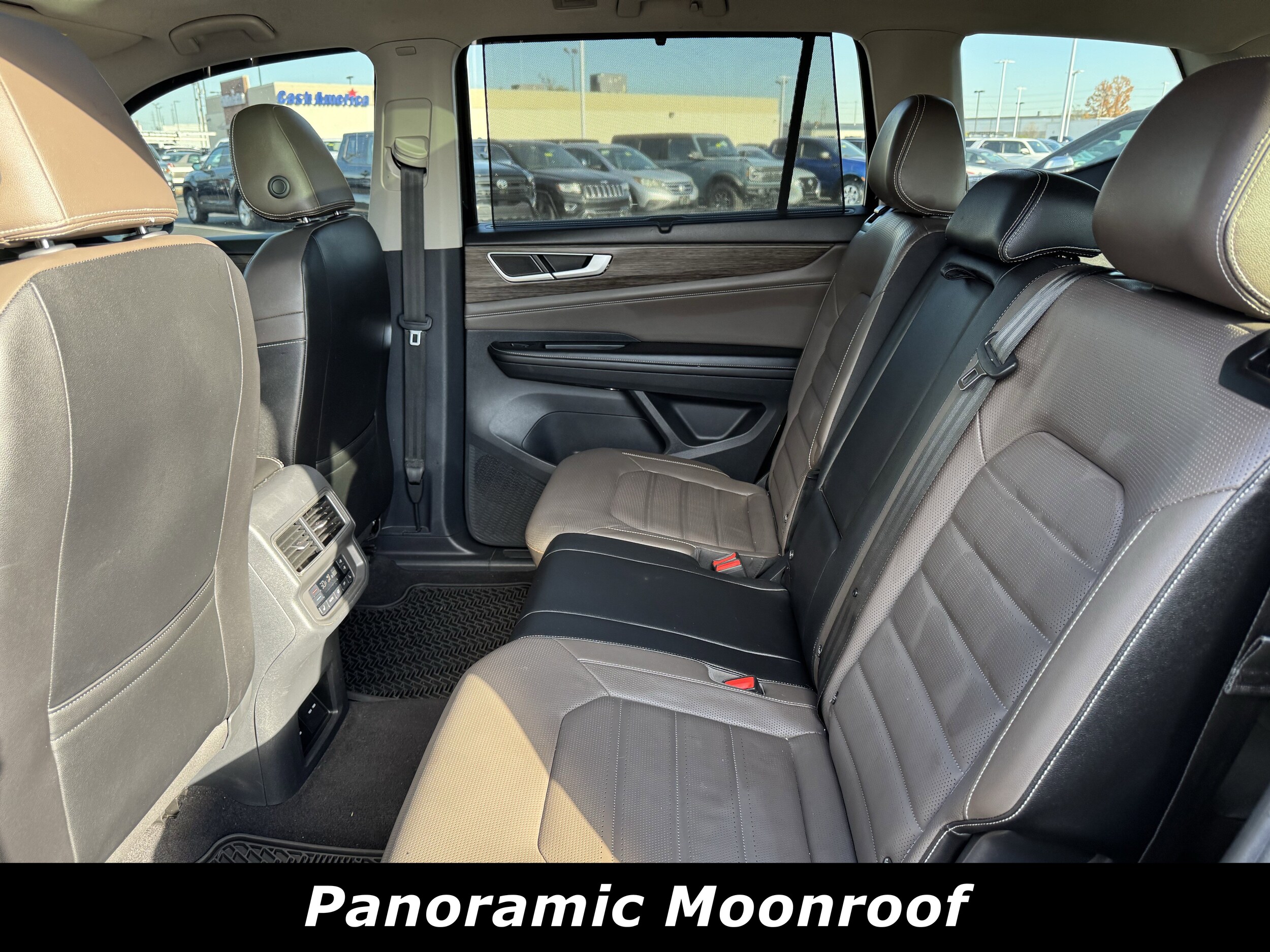 2024 Volkswagen Atlas SEL photo 2