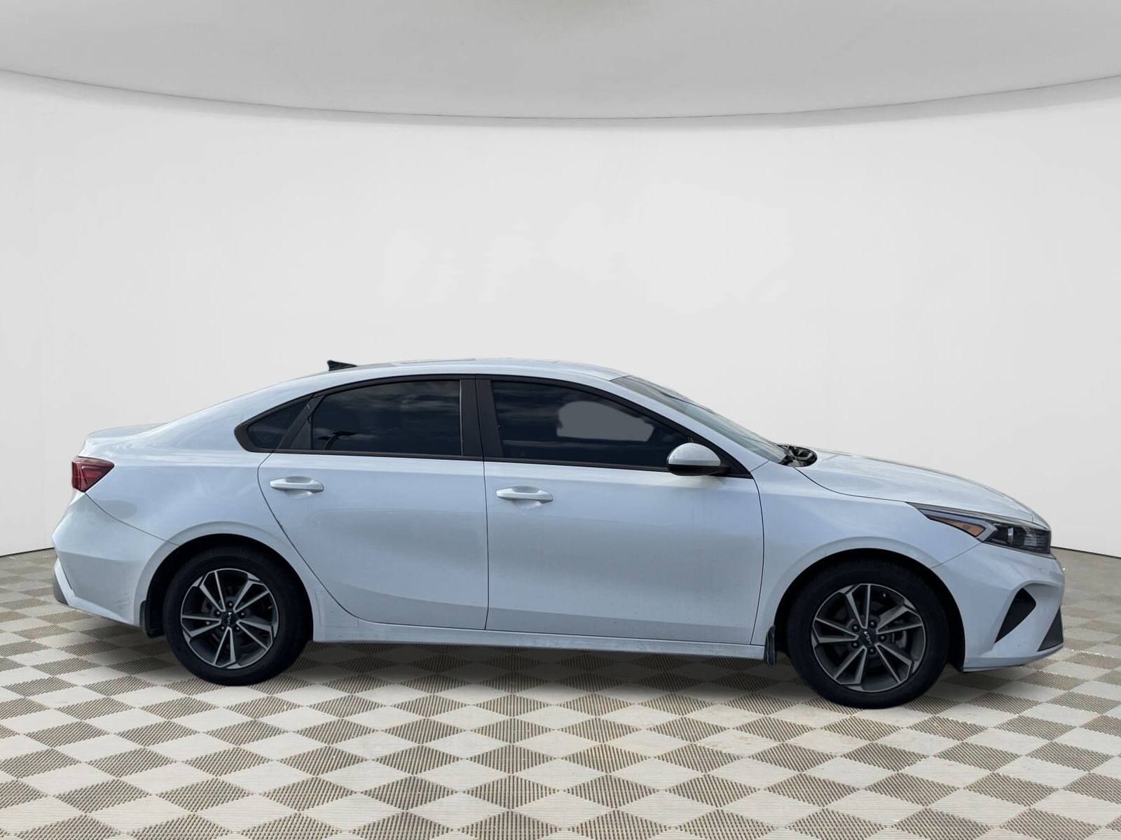 2022 Kia Forte LXS photo 2