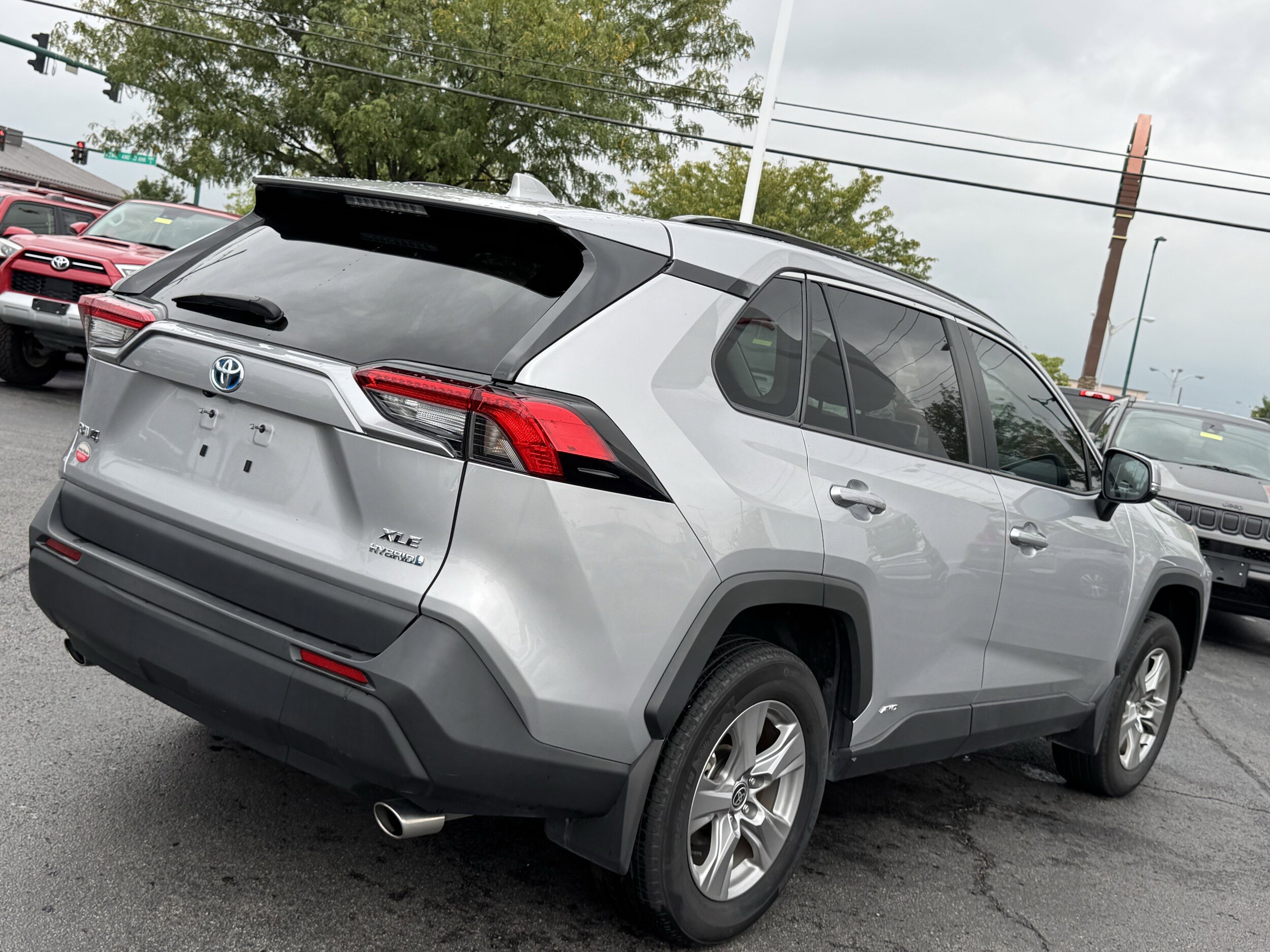 2024 Toyota RAV4 Hybrid XLE photo 3