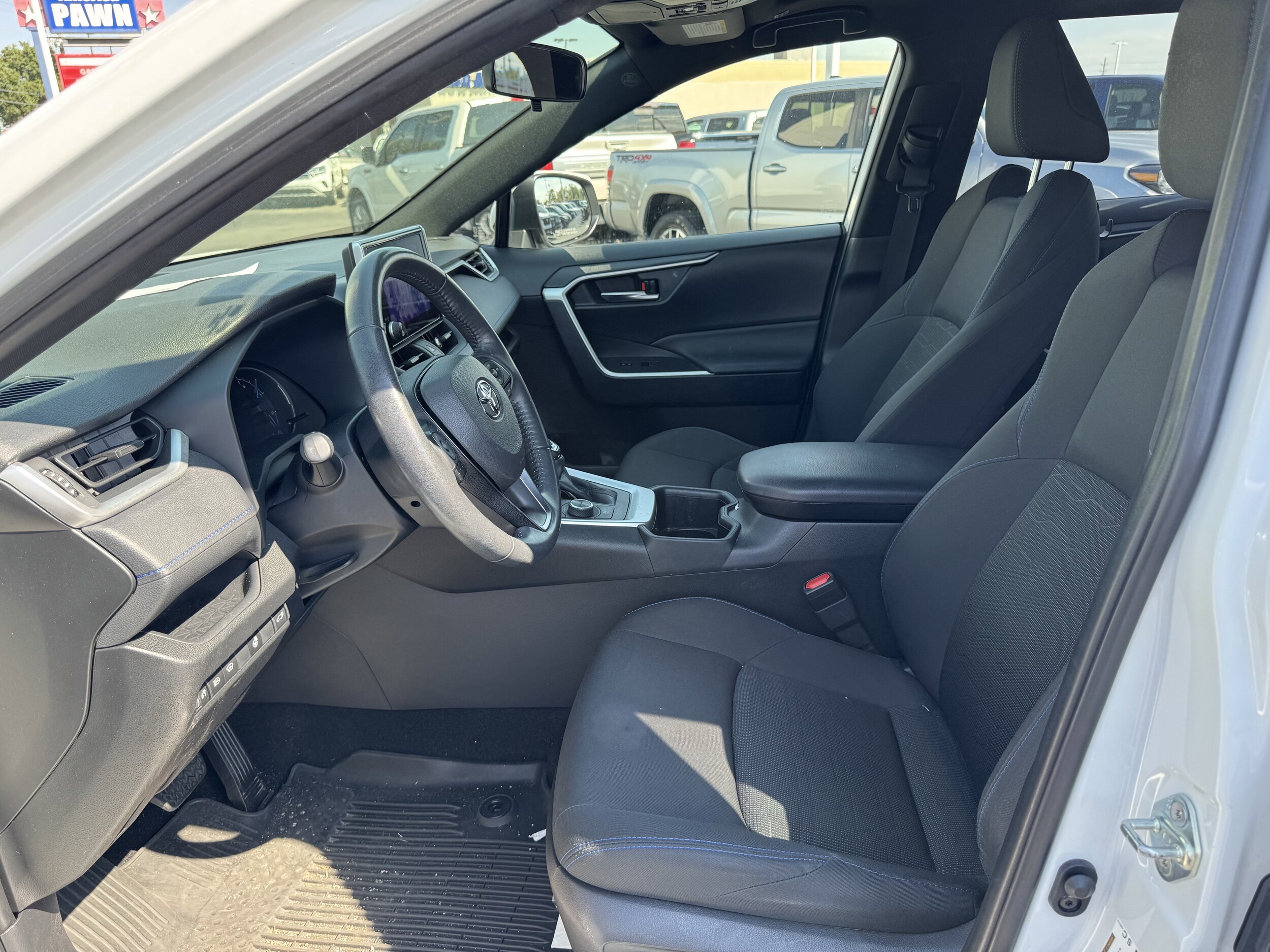2024 Toyota RAV4 Hybrid SE photo 4