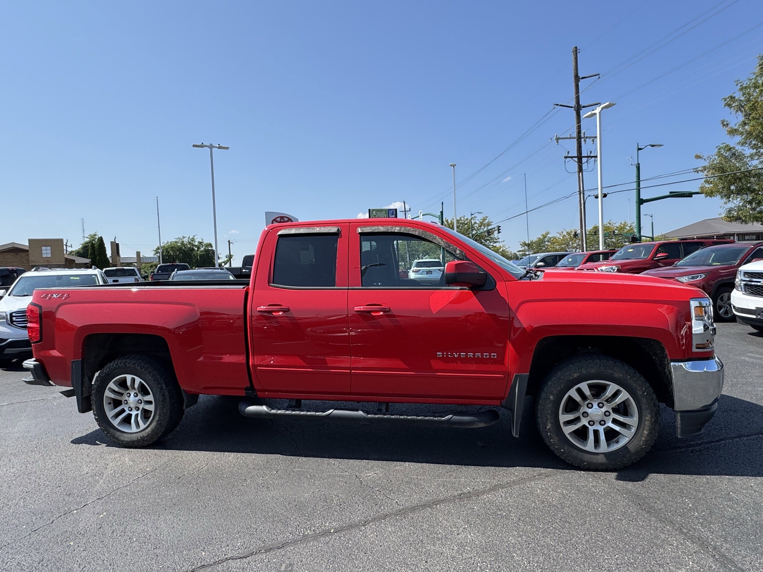 2019 Chevrolet Silverado 1500 LT photo 2
