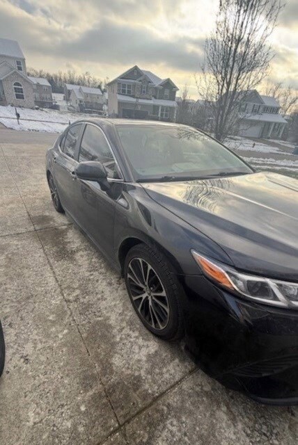 2018 Toyota Camry SE photo 2