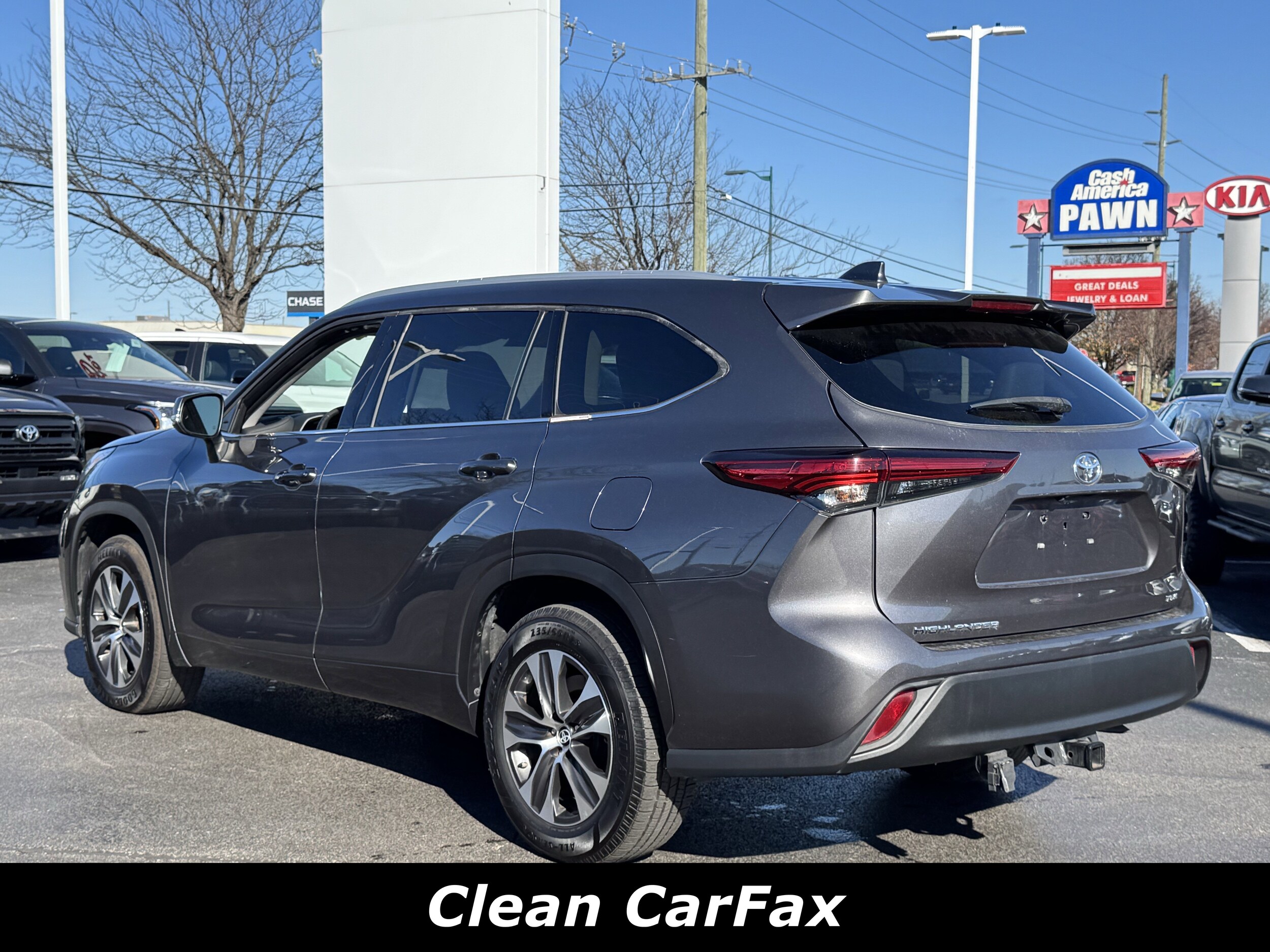 2022 Toyota Highlander XLE photo 2