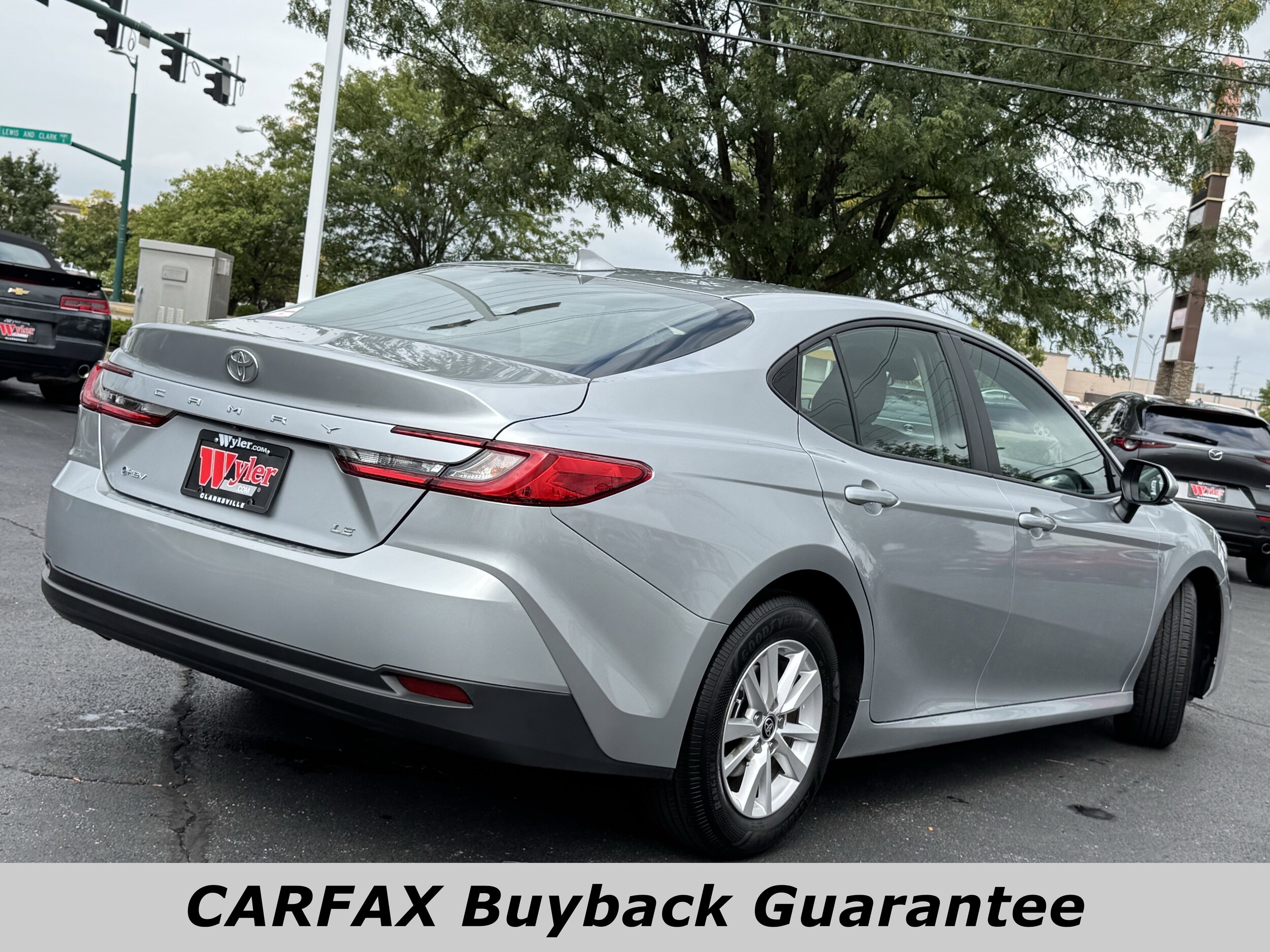 2025 Toyota Camry LE Hybrid photo 3