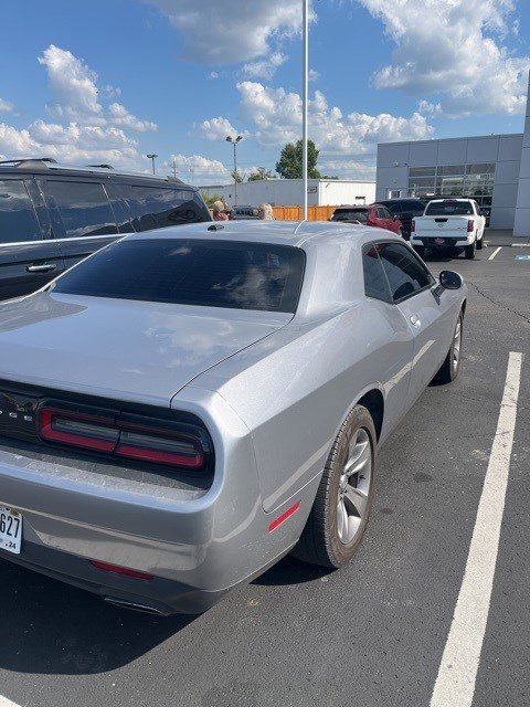 2016 Dodge Challenger SXT photo 2