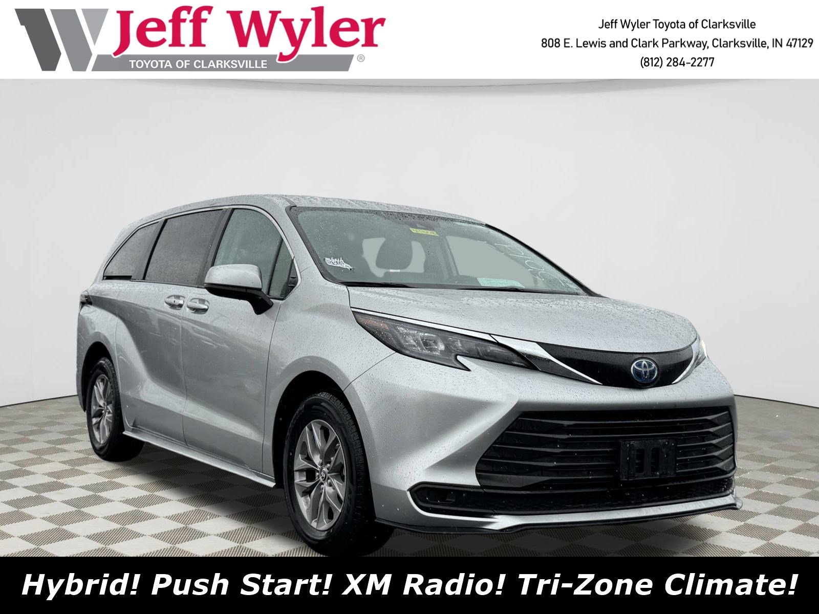 2024 Toyota Sienna LE's photo
