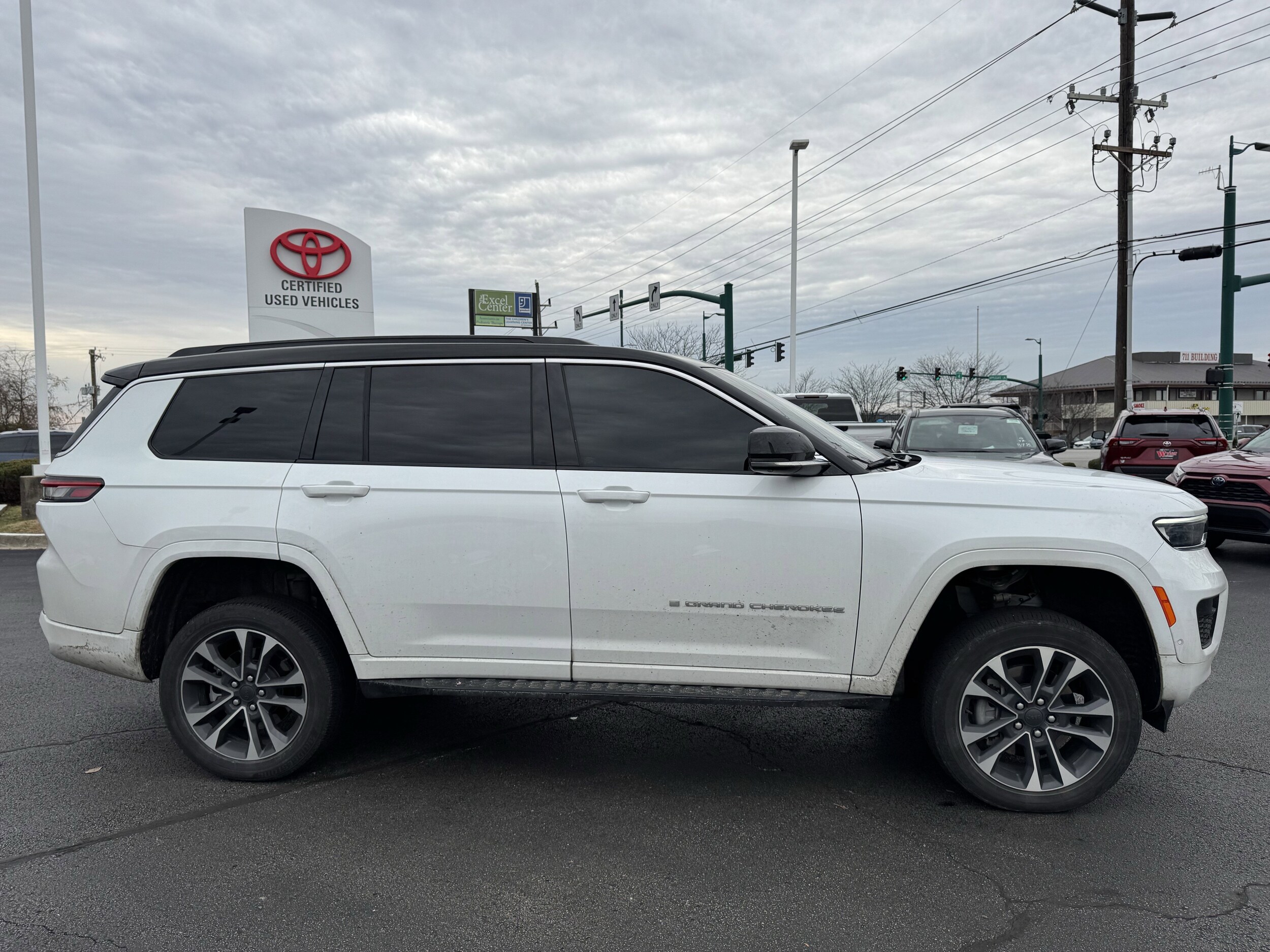 2024 Jeep Grand Cherokee Overland photo 2