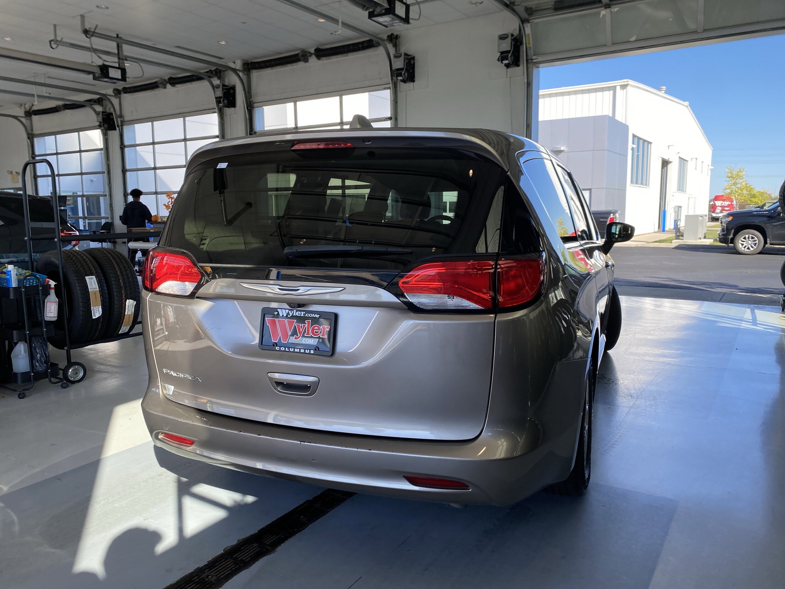 2017 Chrysler Pacifica Touring photo 4
