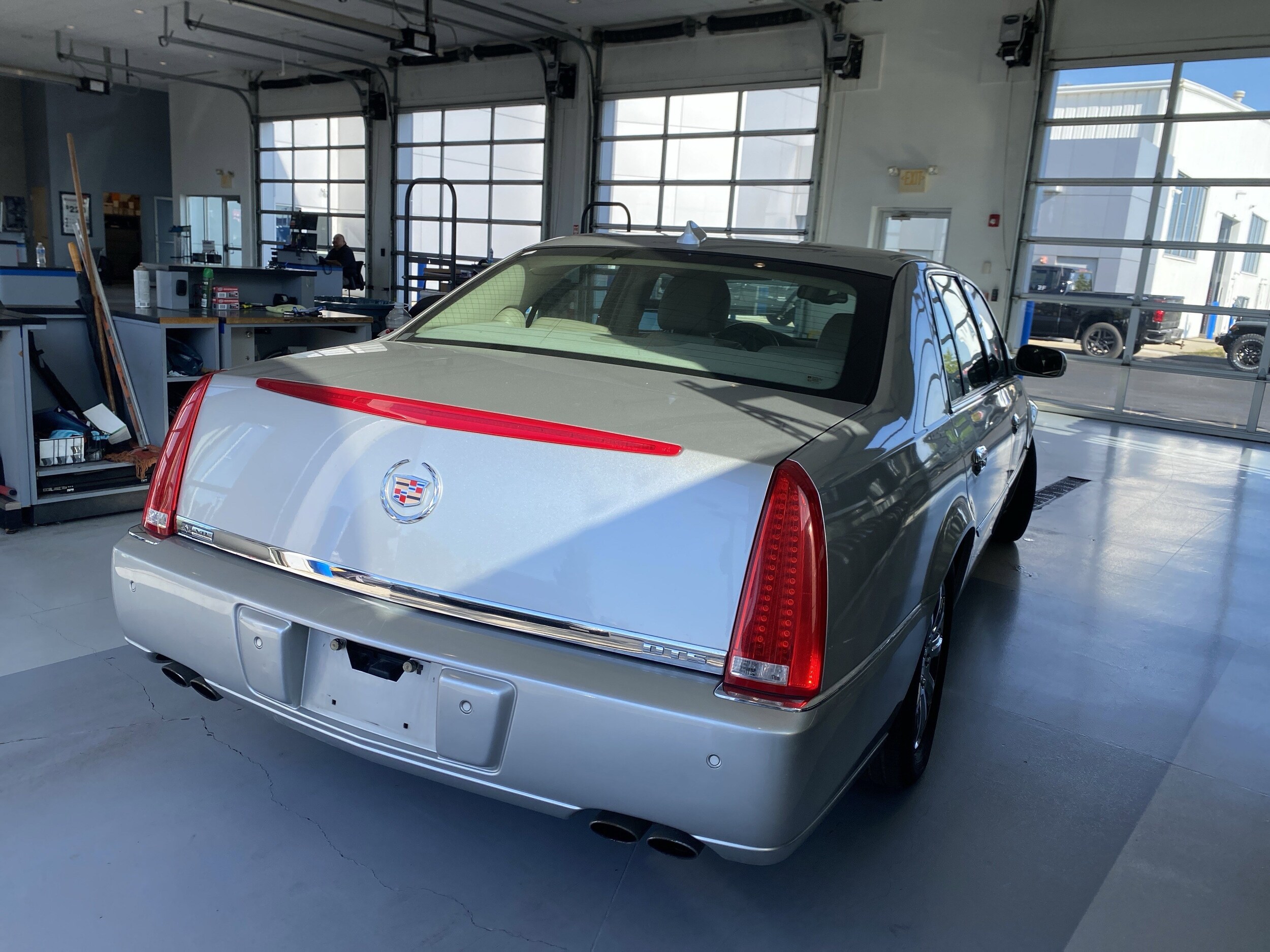 2009 Cadillac DTS photo 3