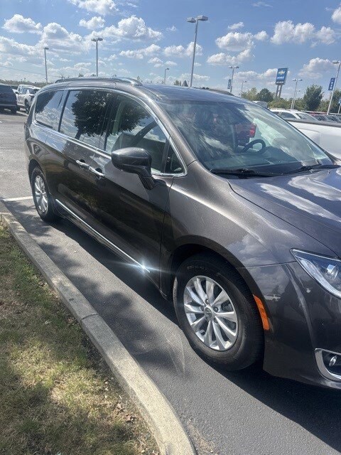 2019 Chrysler Pacifica Touring L photo 3