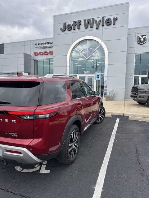 2025 Nissan Pathfinder Platinum photo 4