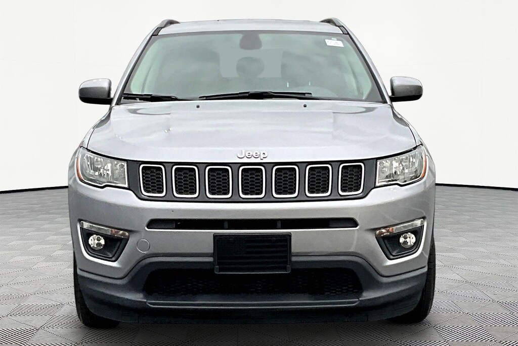 Used 2018 Jeep Compass Latitude FWD SUV