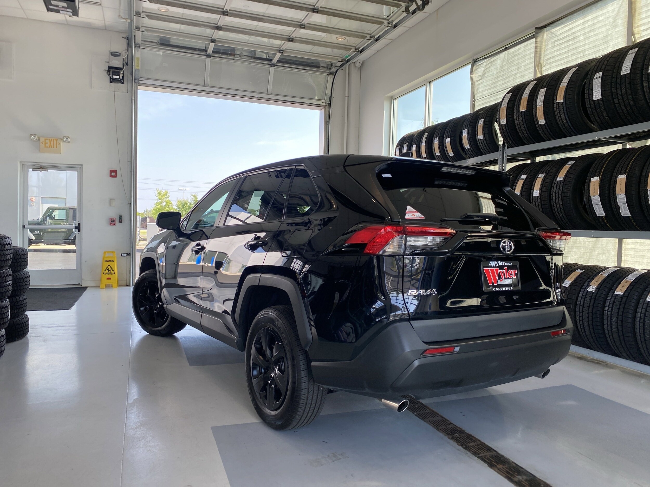 2022 Toyota RAV4 LE photo 2