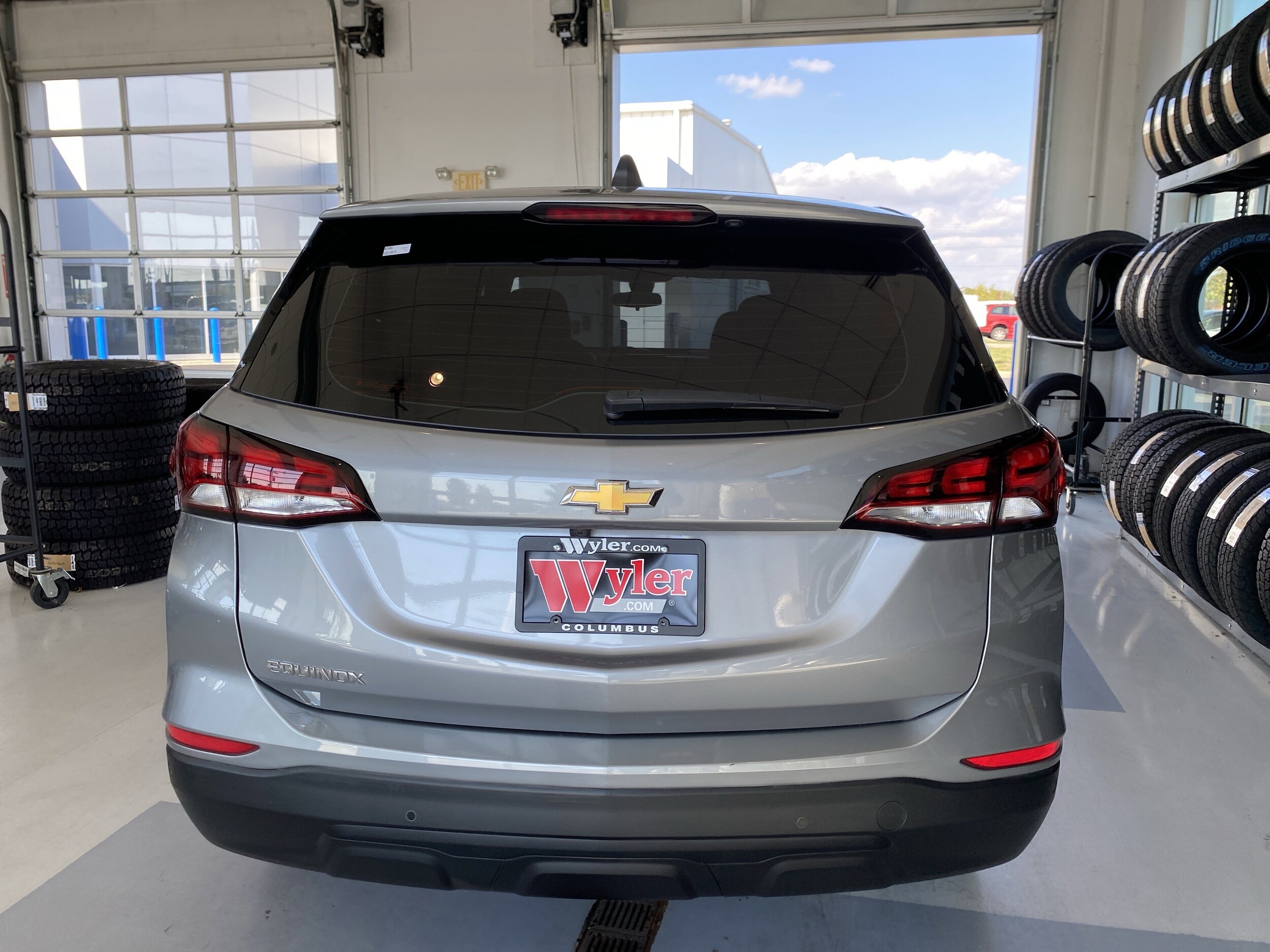 2023 Chevrolet Equinox LS photo 3