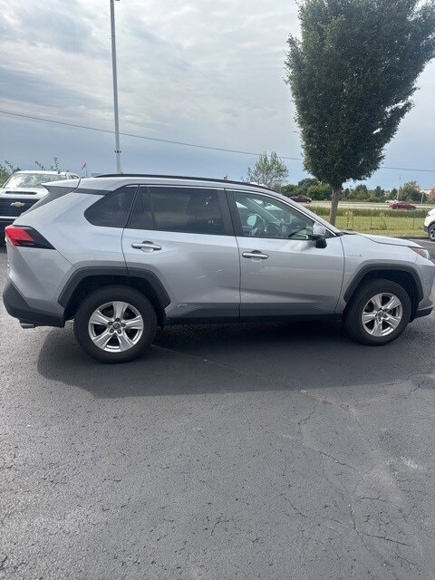2021 Toyota RAV4 Hybrid LE photo 3