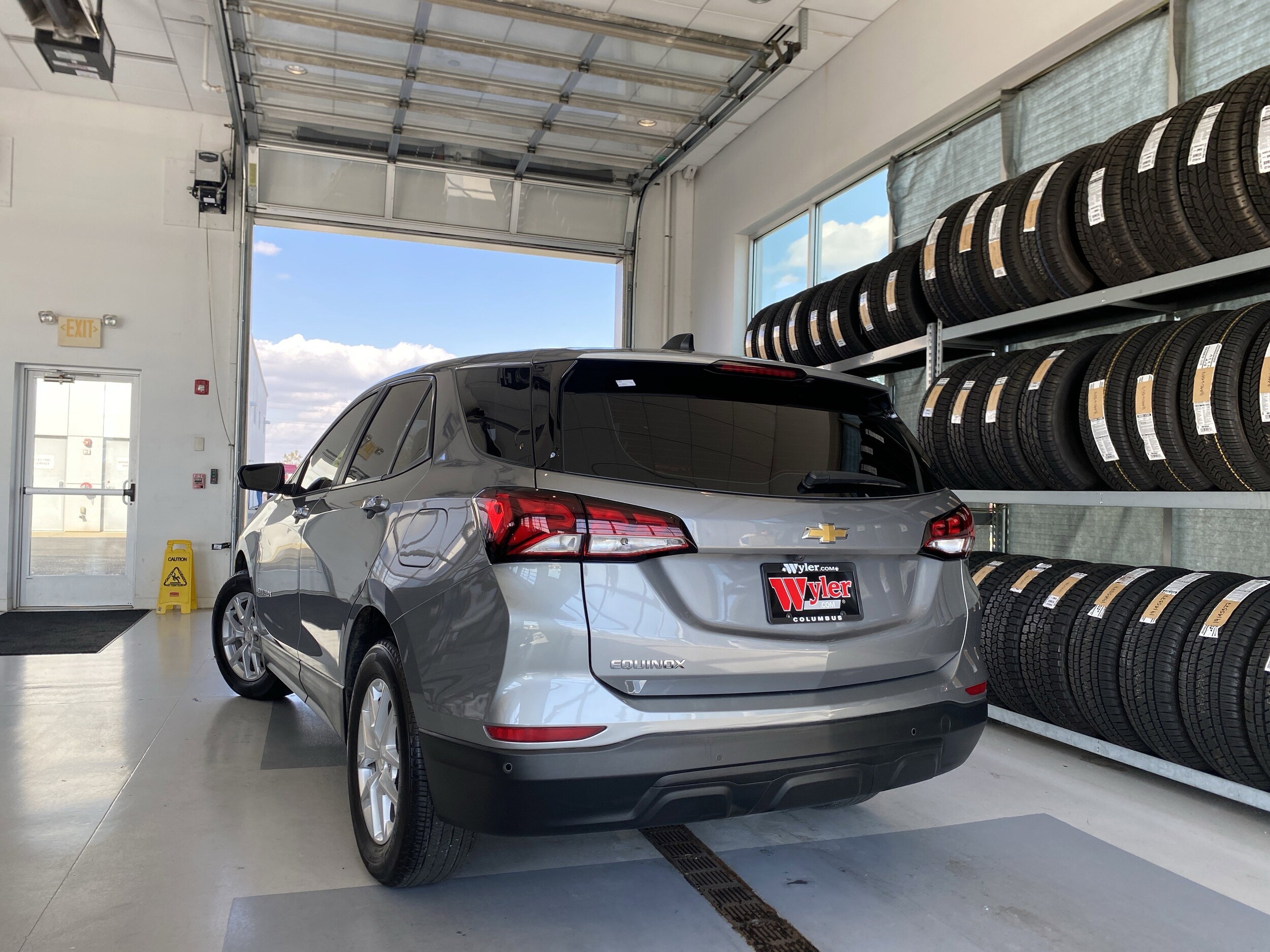 2023 Chevrolet Equinox LS photo 3
