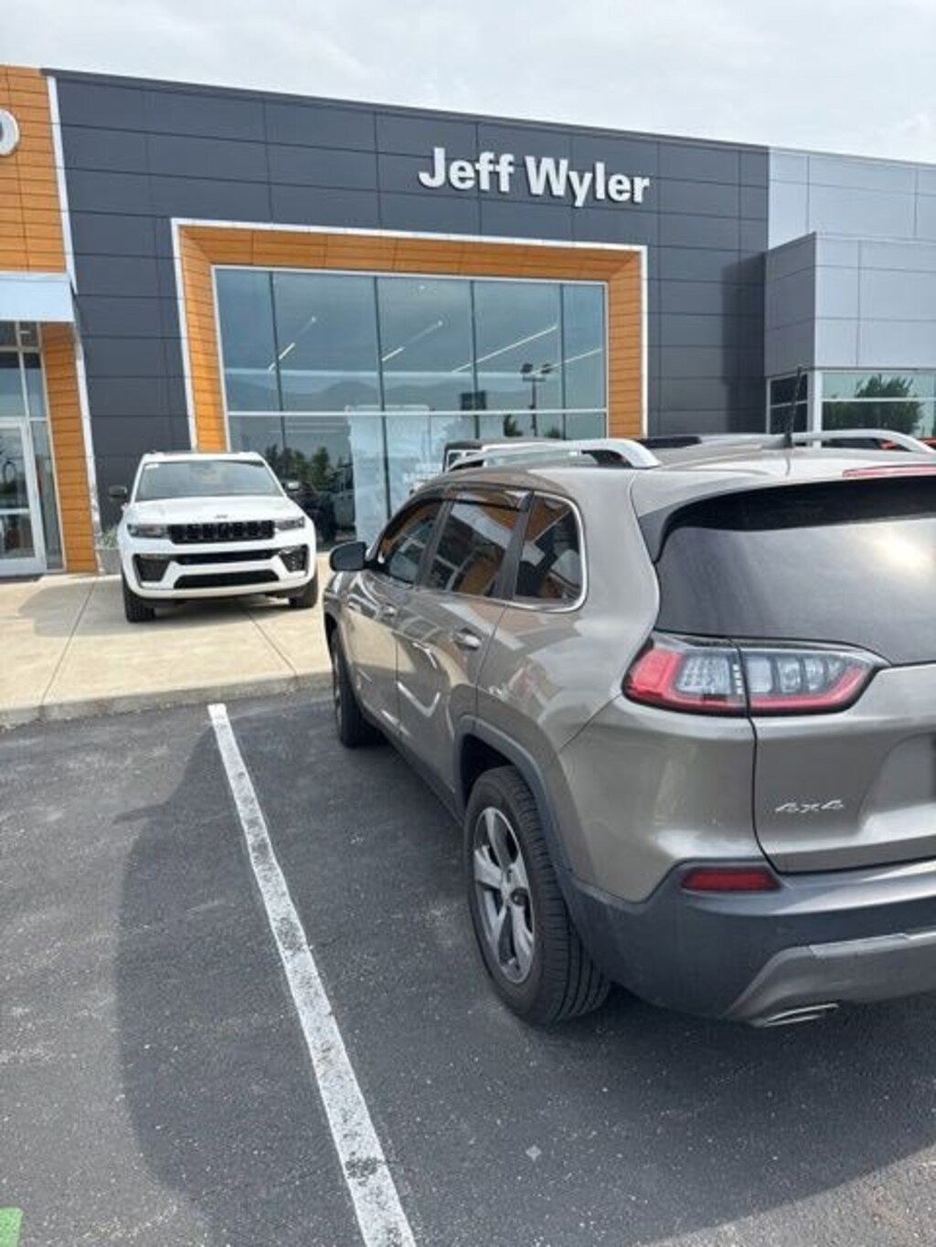 Used 2019 Jeep Cherokee Limited 4x4 SUV