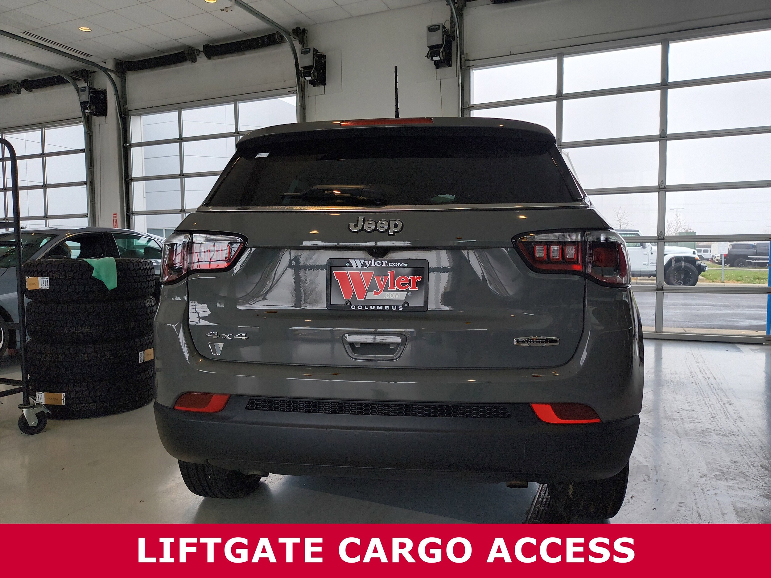 2023 Jeep Compass Latitude Lux photo 3