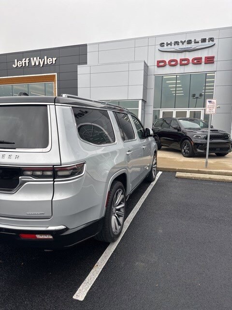 2022 Jeep Grand Wagoneer II photo 4