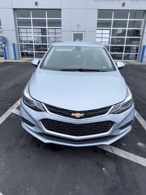 2017 Chevrolet Cruze LT photo 2