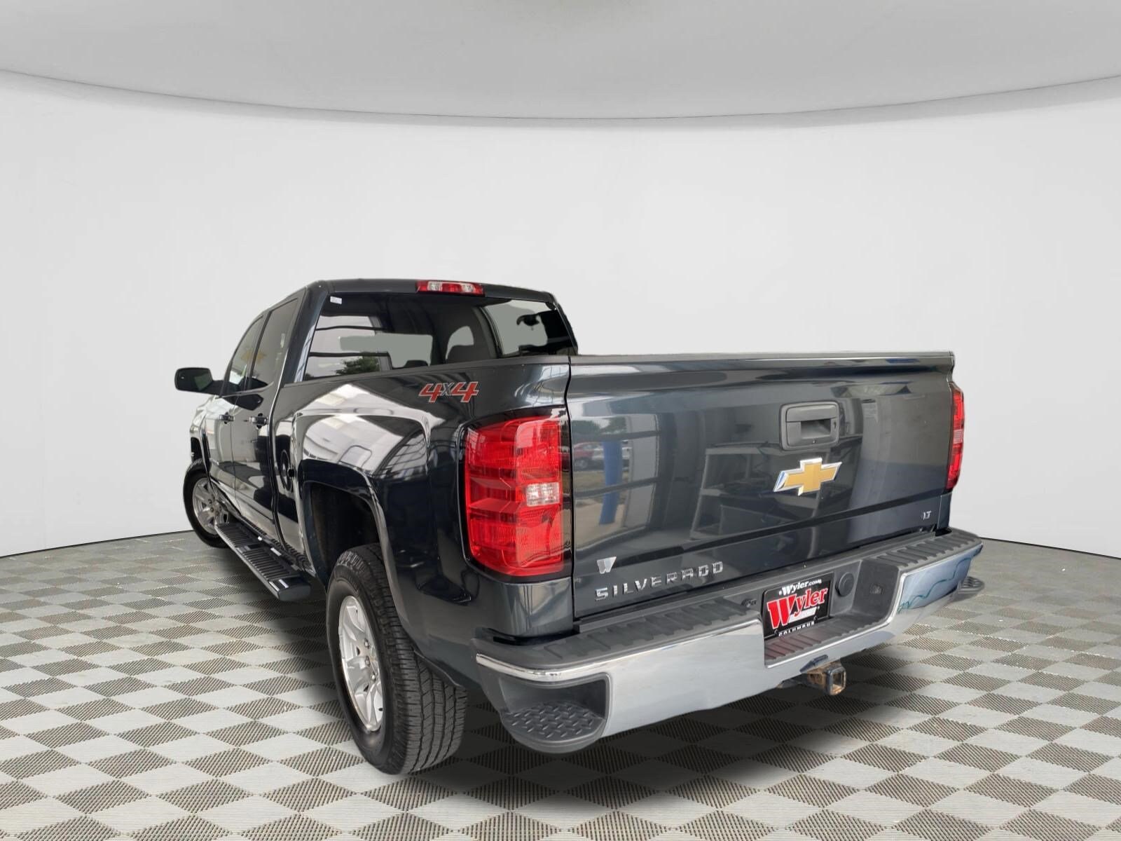 2017 Chevrolet Silverado 1500 LT photo 2