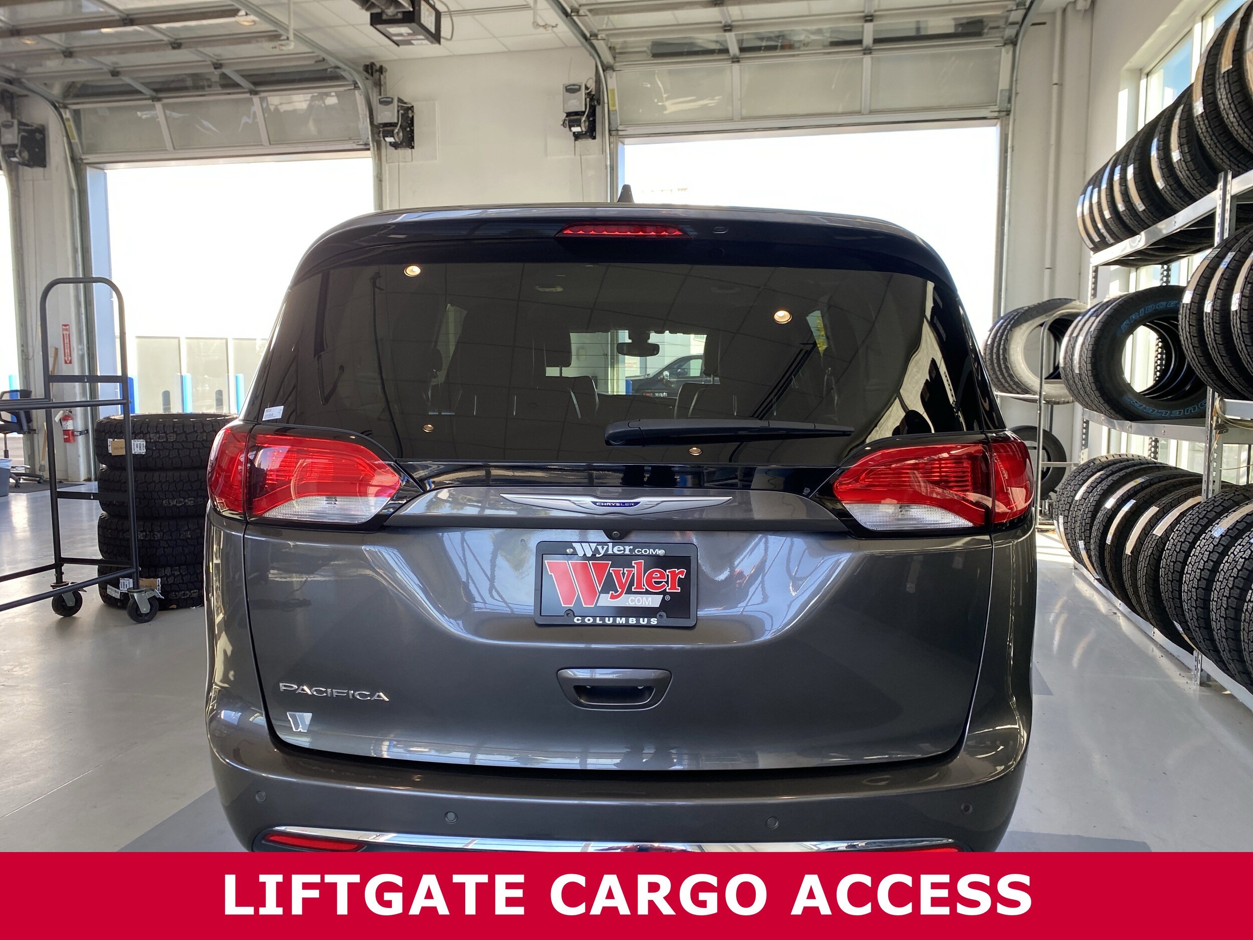 2019 Chrysler Pacifica Touring L photo 3