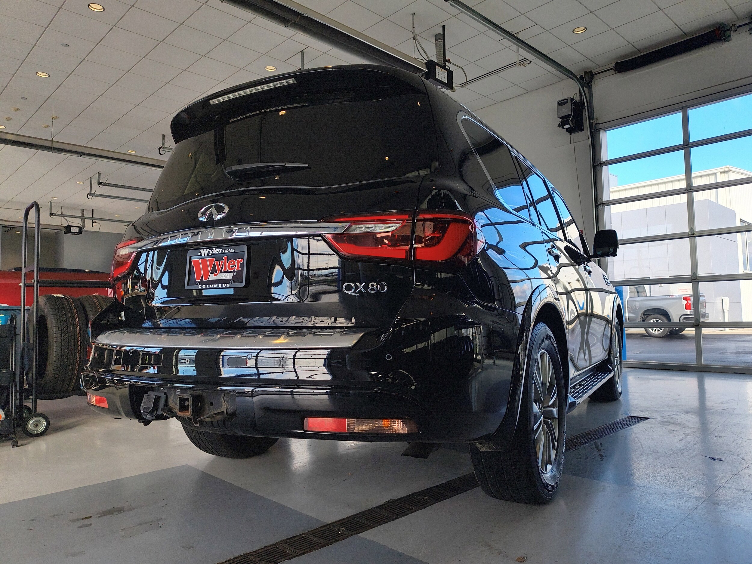 2021 Infiniti QX80 Luxe photo 3