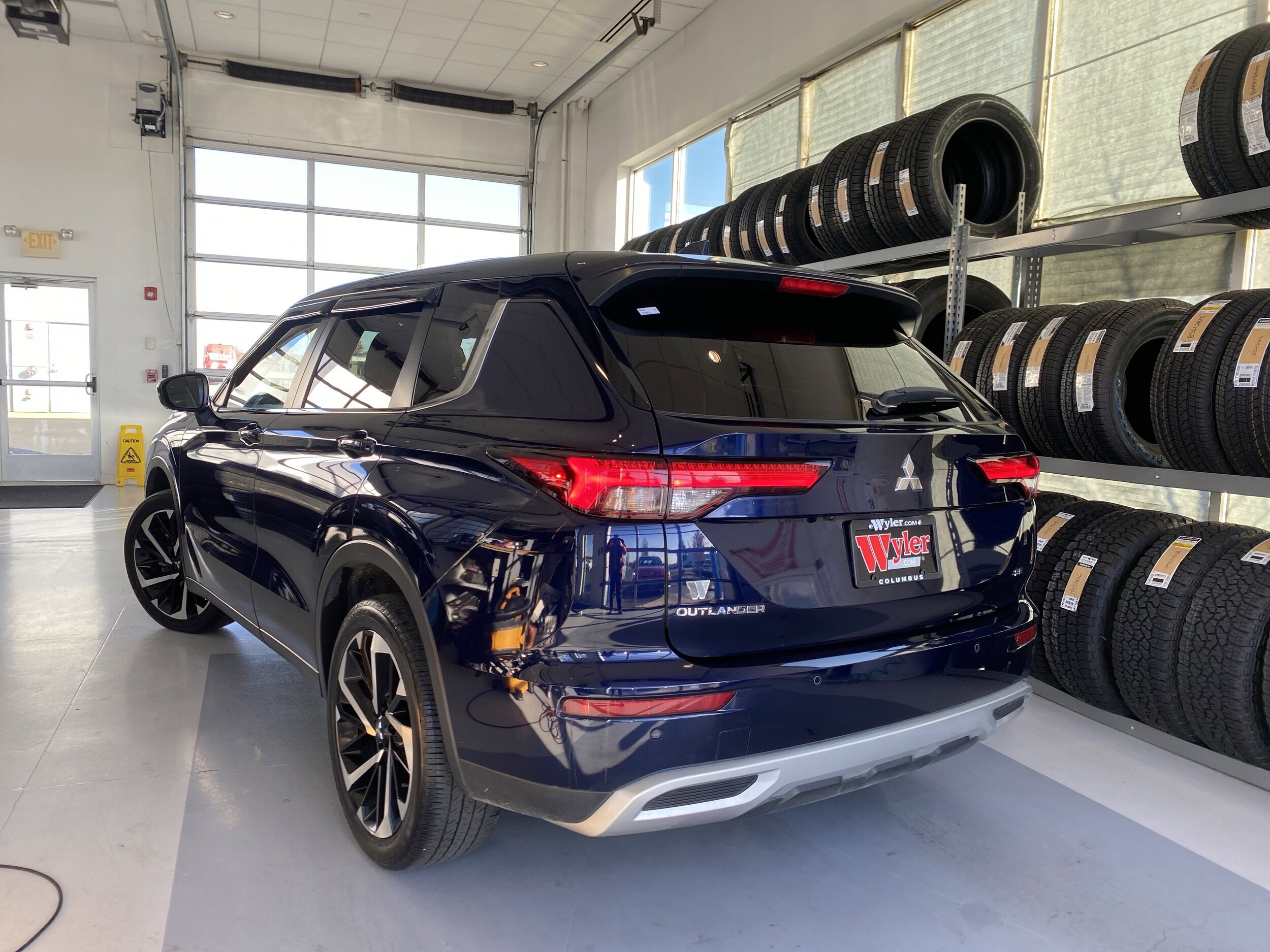 2023 Mitsubishi Outlander SE S-AWC photo 2