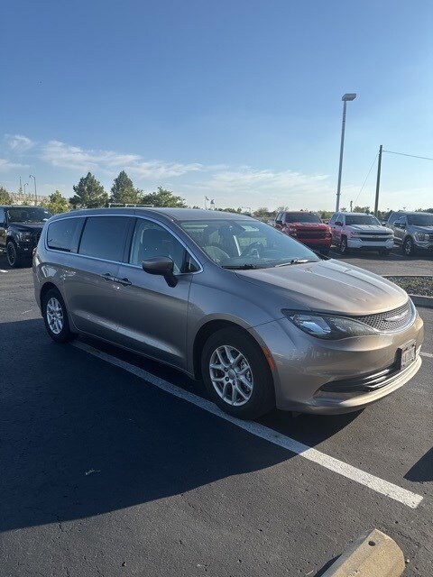 2017 Chrysler Pacifica Touring photo 3